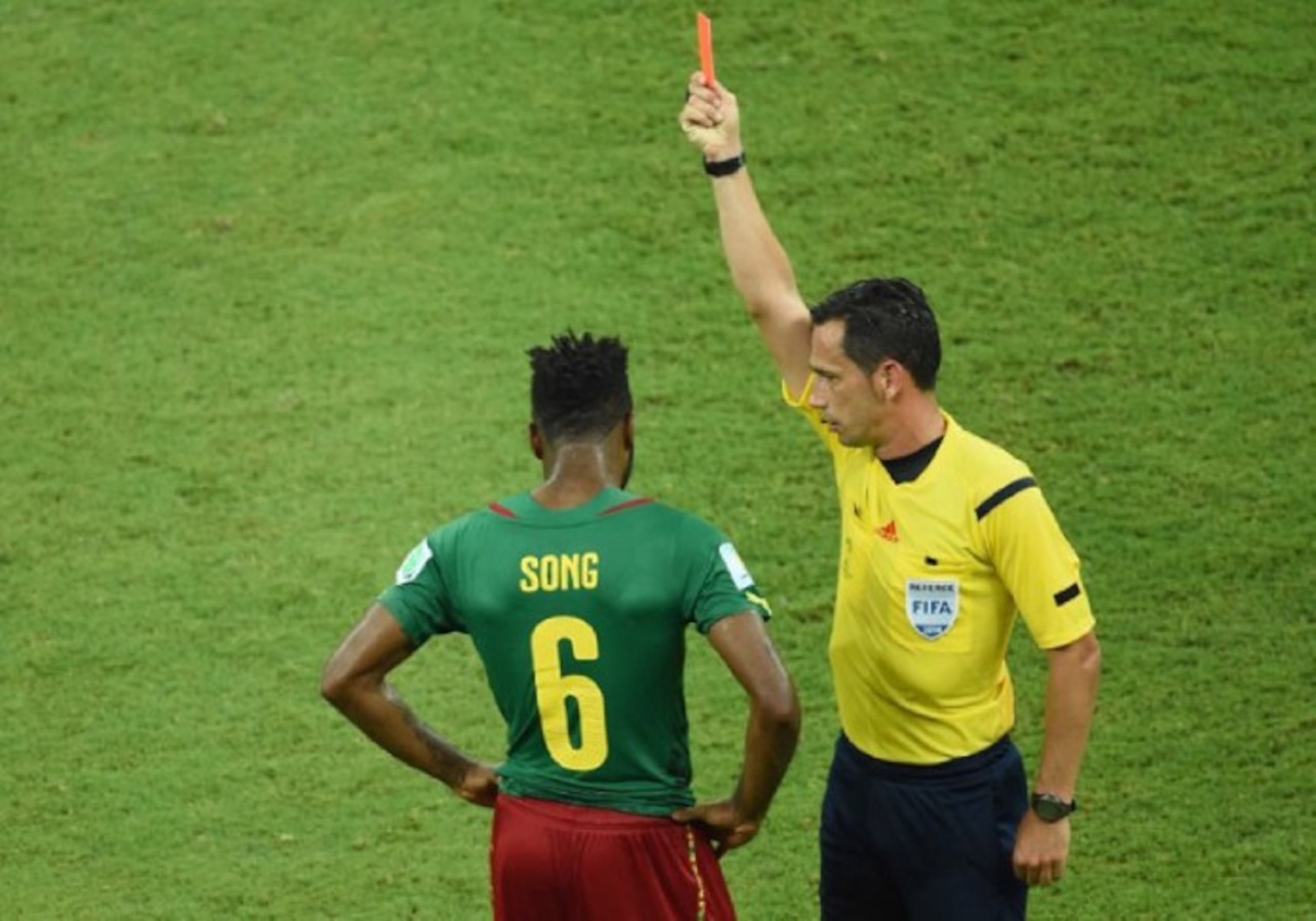 El árbitro portugués Pedro Proenca Oliveira Alves García le da una tarjeta roja al jugador de Camerun Alexandre Song. (Foto AFP)