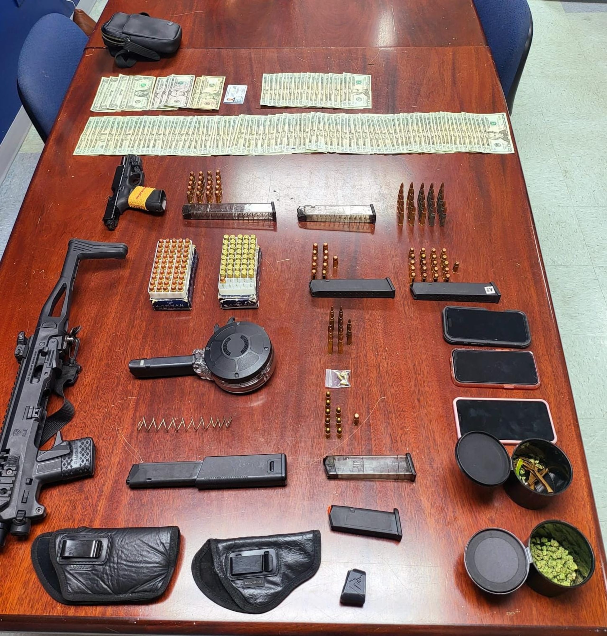 Resultados de un allanamiento en la urbanización Villas del Rio Verde, en Caguas, donde ocuparon un arma ilegal, cargadores, piezas para armas de fuego, balas y marihuana.