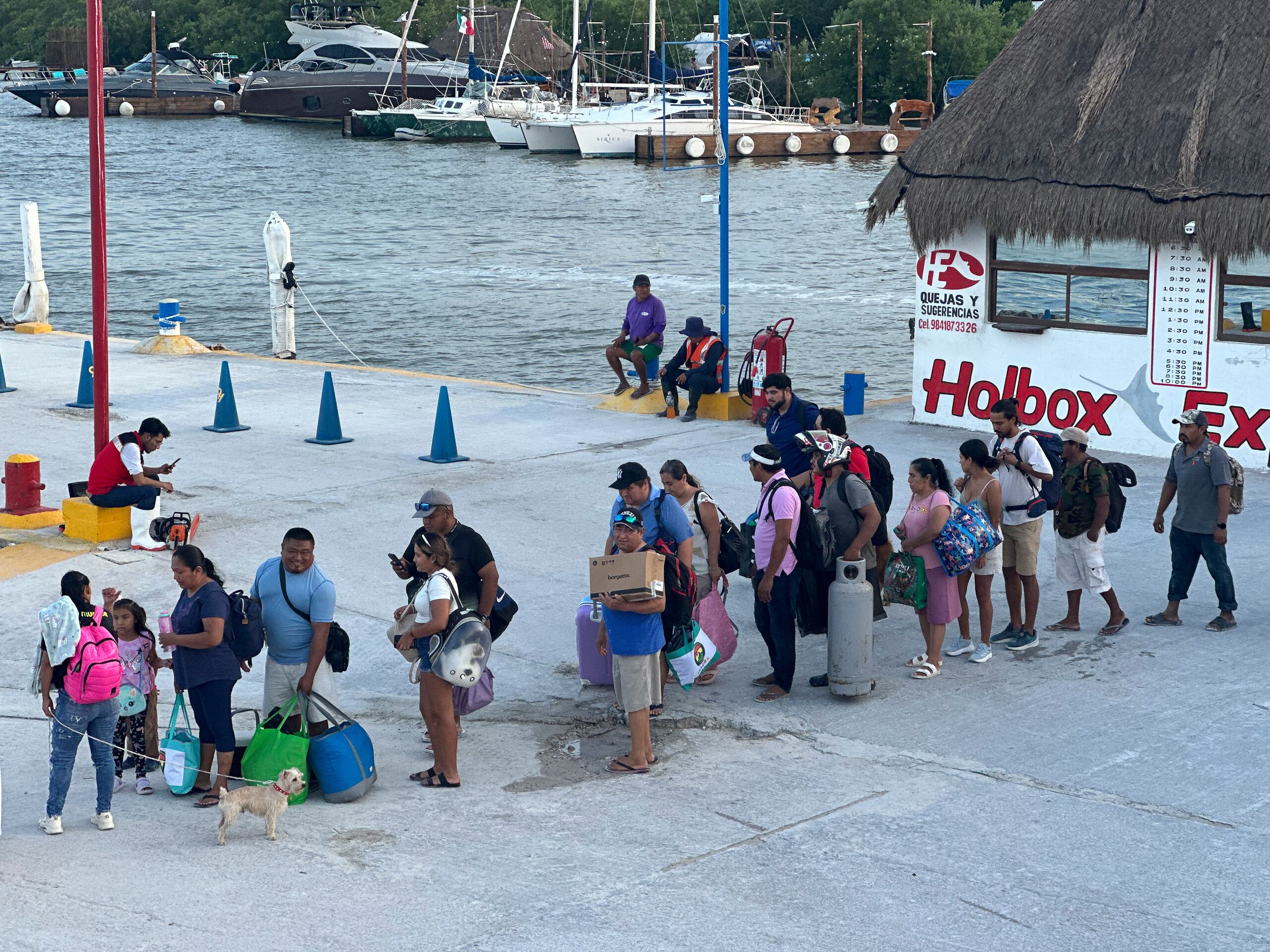 Turistas de Nueva Zelanda y Países Bajos, entre otros países, fueron desalojados  de la isla de Holbox ante la llegada del huracán Milton el lunes, en Quintana Roo (México).