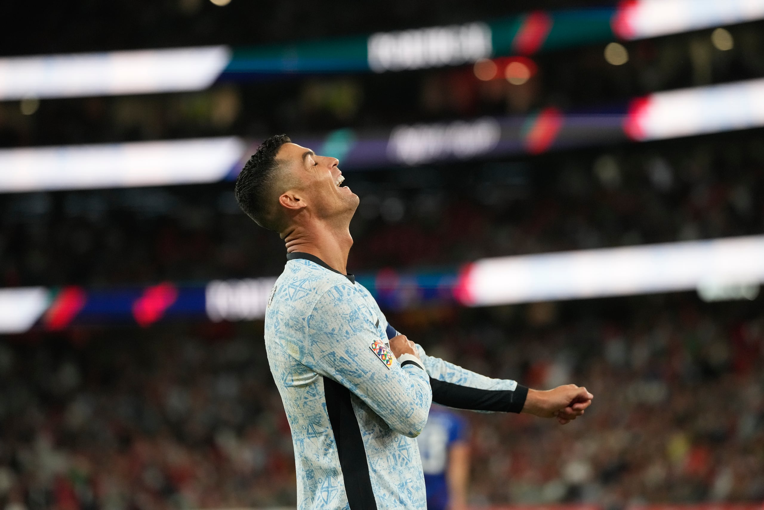 El portugués Cristiano Ronaldo reacciona durante el partido de fútbol de la Liga de Naciones de la UEFA entre Portugal y Croacia.