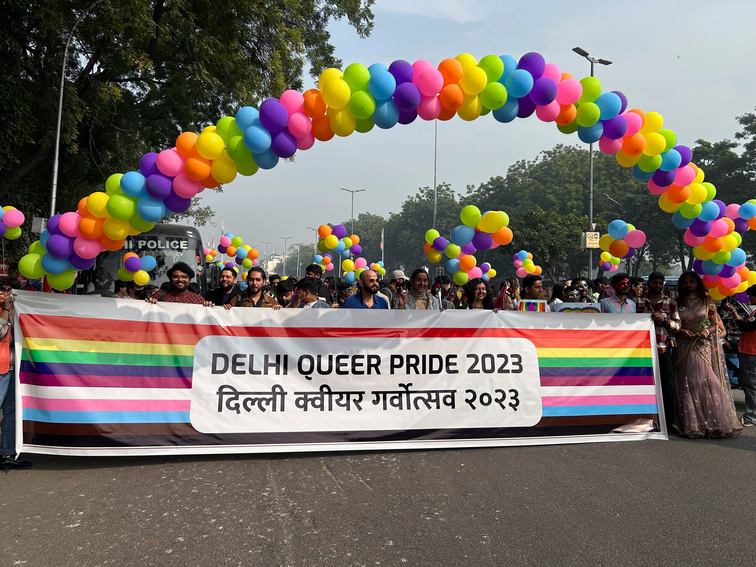 Participantes del Desfile del Orgullo en Delhi marchan con una bandera en Nueva Delhi, India, el domingo 26 de noviembre de 2023. El acto anual se celebraba después de que la máxima corte del país se negarra a legaliza el matrimonio igualitario en un fallo en octubre. (AP Foto/Shonal Ganguly)