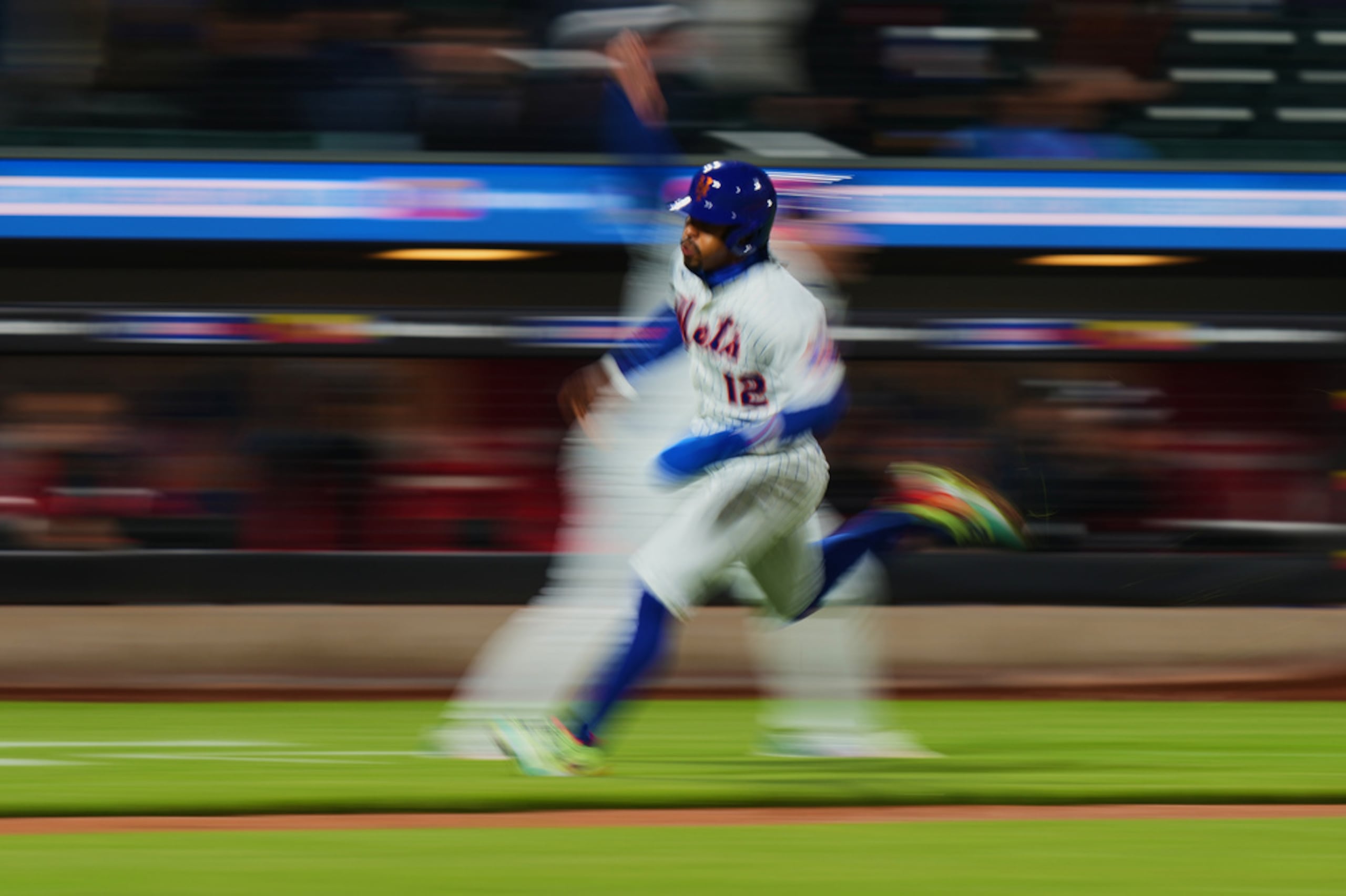 Francisco Lindor de los Mets de Nueva York corre hacia el plato para anotar tras un doble de Francisco Álvarez durante la cuarta entrada de un juego de béisbol contra los Mellizos de Minnesota el 22 de abril de 2026 en Nueva York.