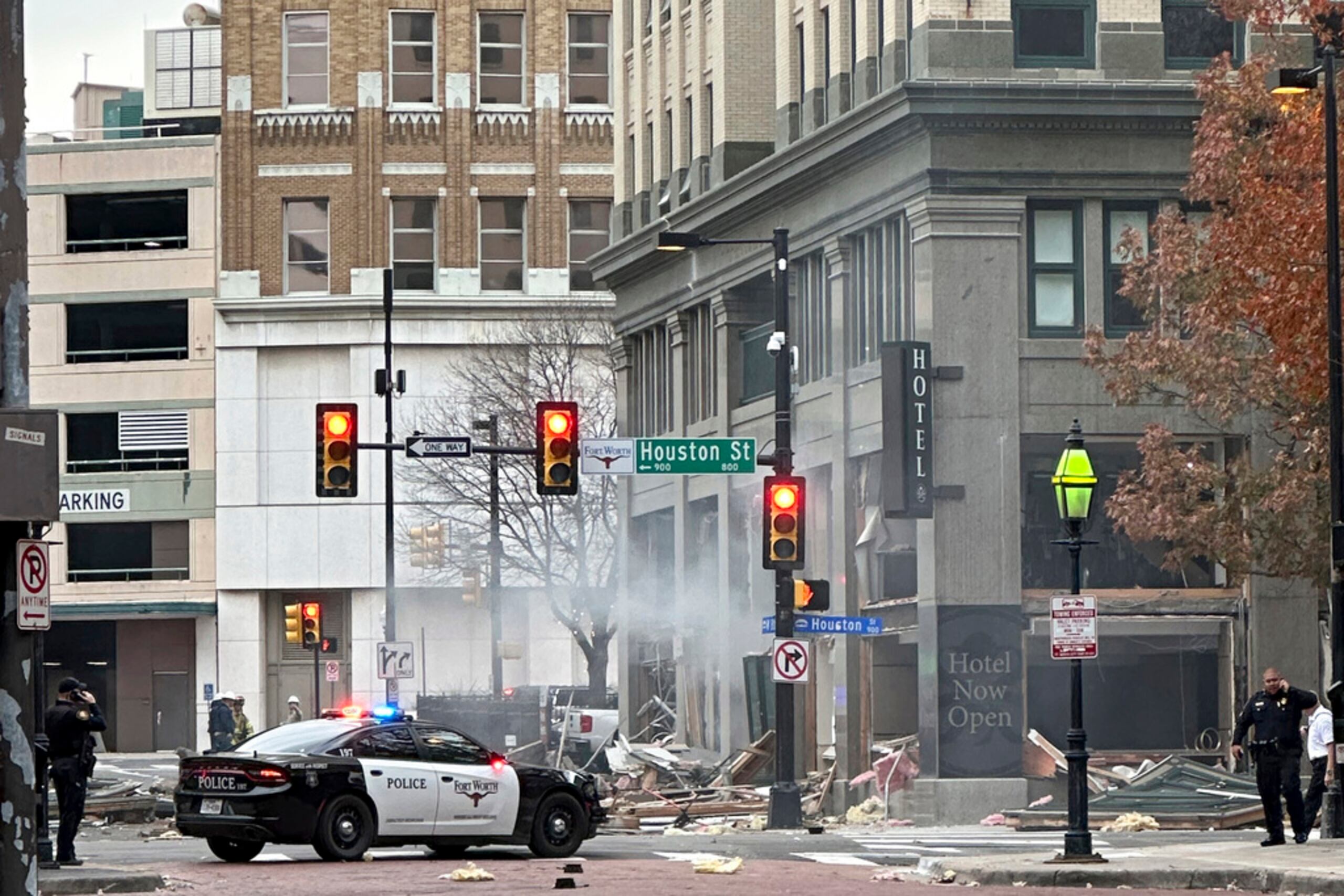 Las autoridades trabajan en la escena luego de la explosión reportada en el hotel Sandman Signature, en el concurrido centro de la ciudad de Fort Worth.