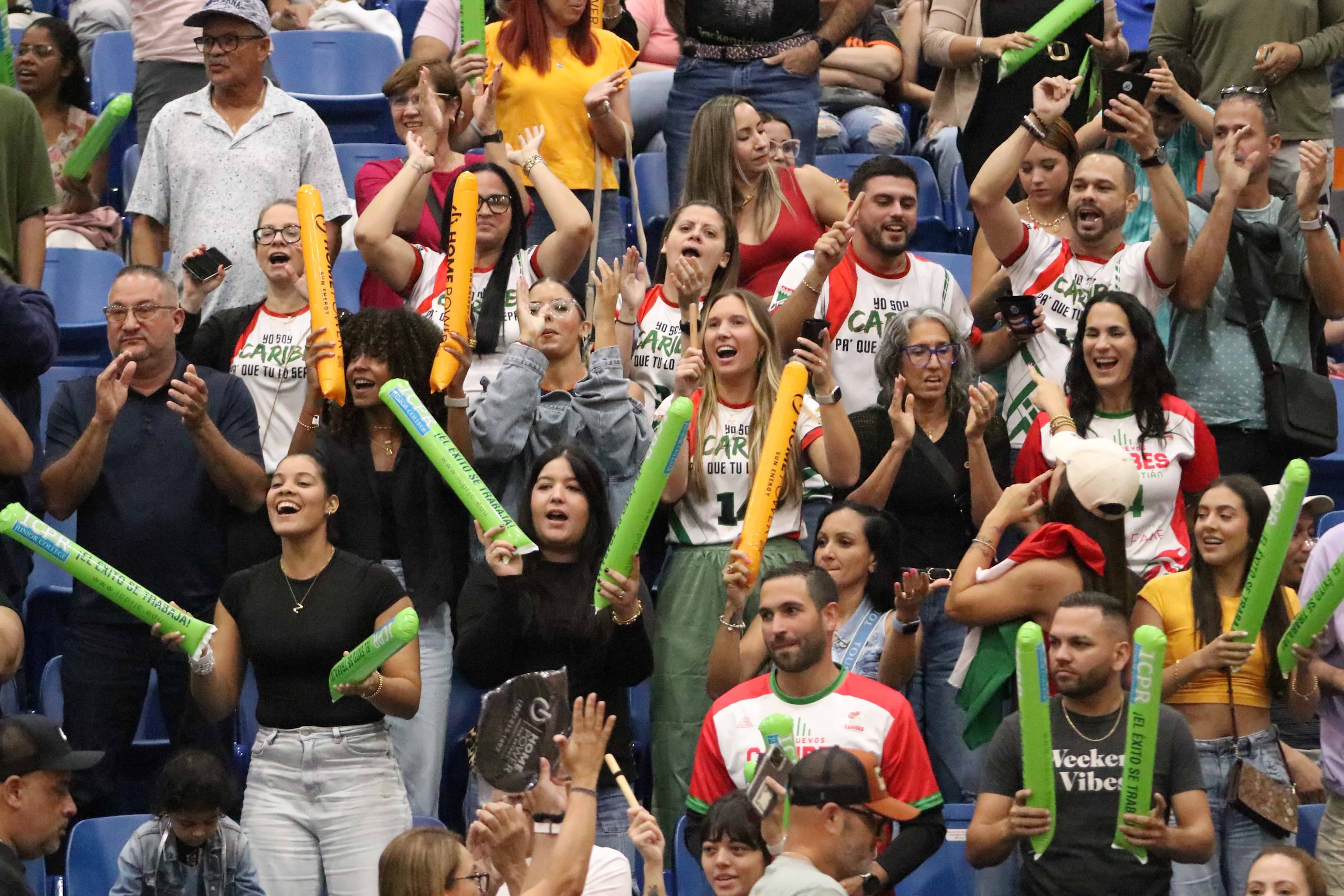Un buen grupo de fanáticos de los Caribes encienden las gradas.