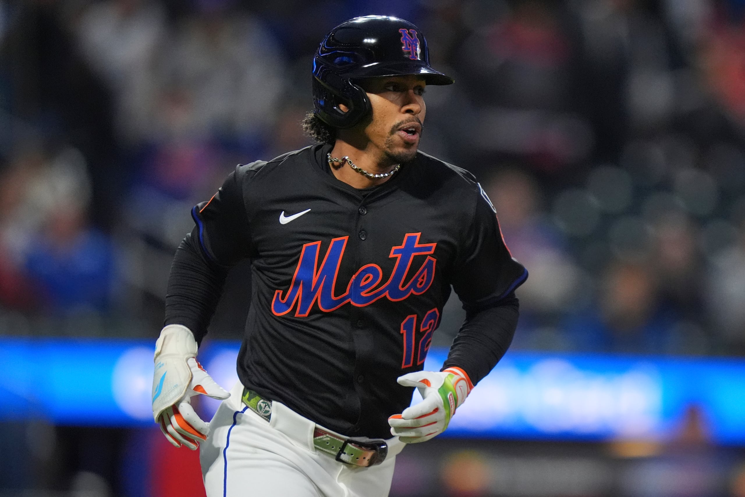 Francisco Lindor, de los Mets de Nueva York, corre las bases después de conectar un cuadrangular ante los Cubs de Chicago.