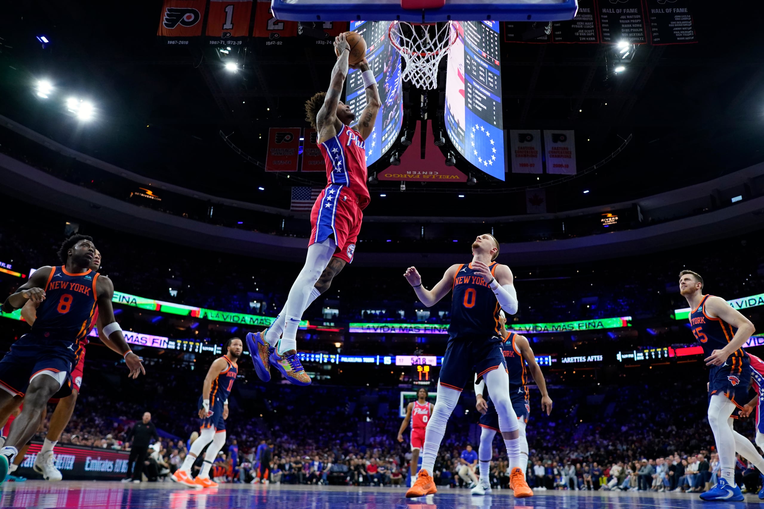 Kelly Oubre Jr. de Filadelfia se levanta para un donqueo a dos manos.