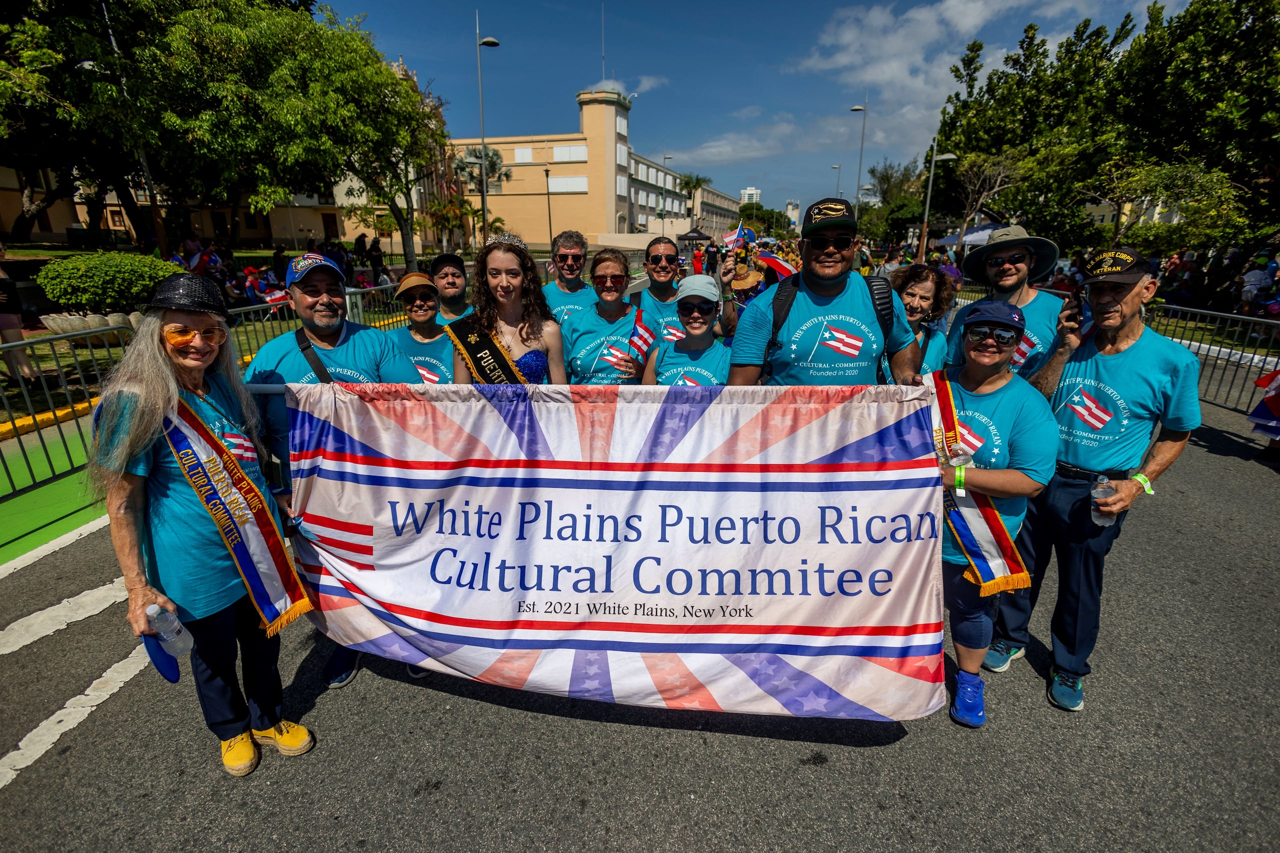 Milagros Lecuona (primera a la izquierda) viajó a Puerto Rico como parte de la delegación de boricuas, residentes de Nueva York, que participó hoy en la Parada Puertorriqueña en el Viejo San Juan.