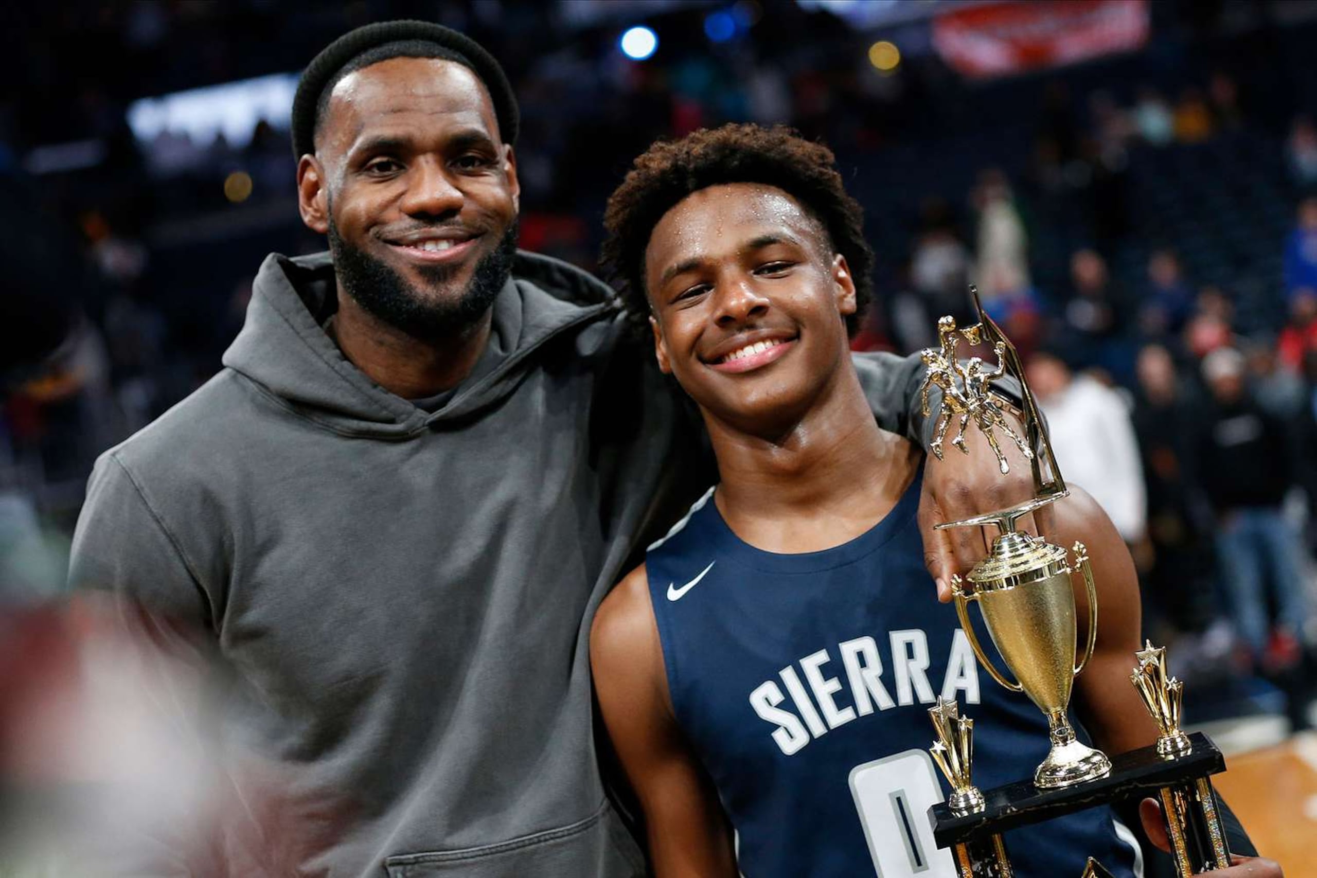 LeBron James con su hijo mayor Bronny.
