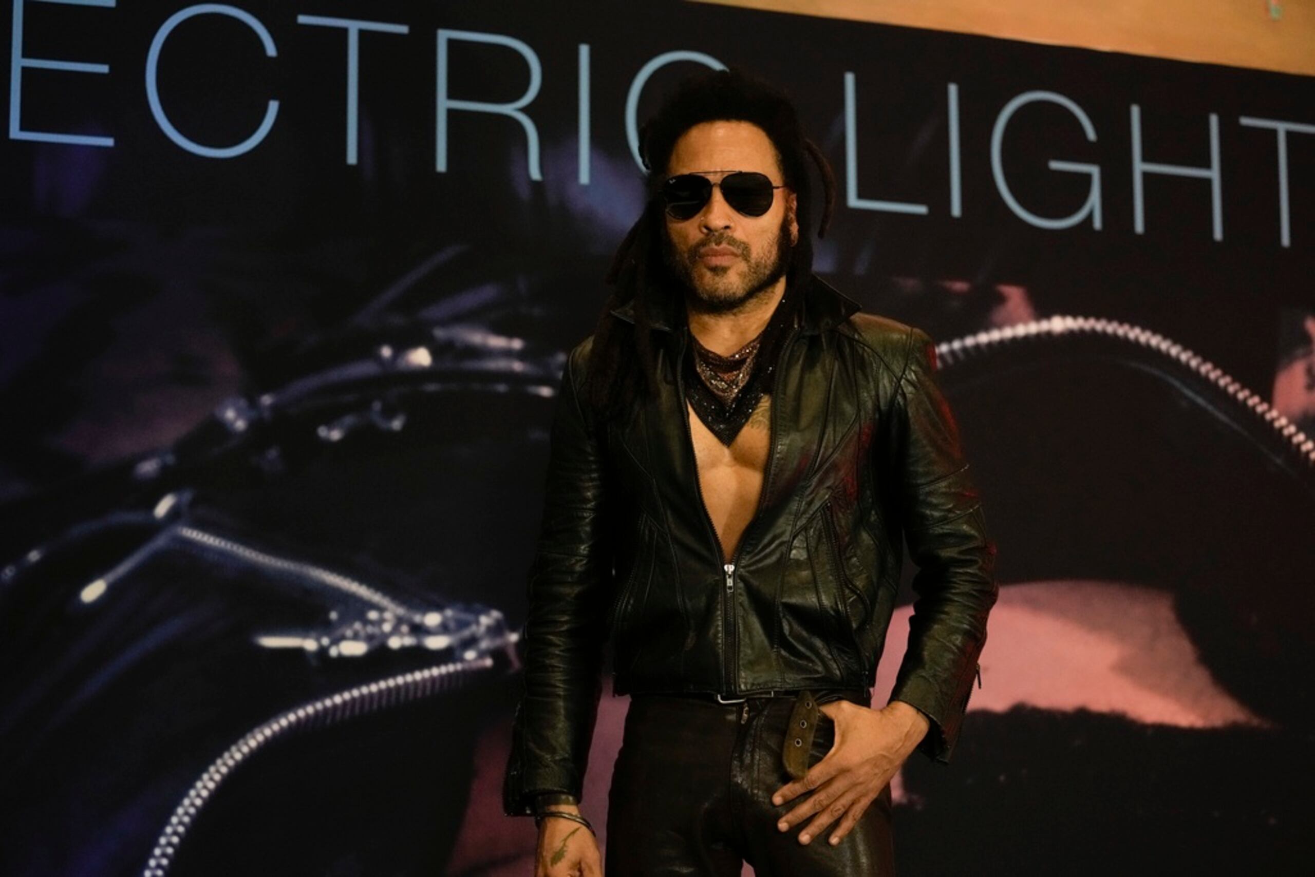 Lenny Kravitz posa en una conferencia de prensa para promover su álbum "Blue Electric Light" en la Ciudad de México el 26 de marzo de 2024.