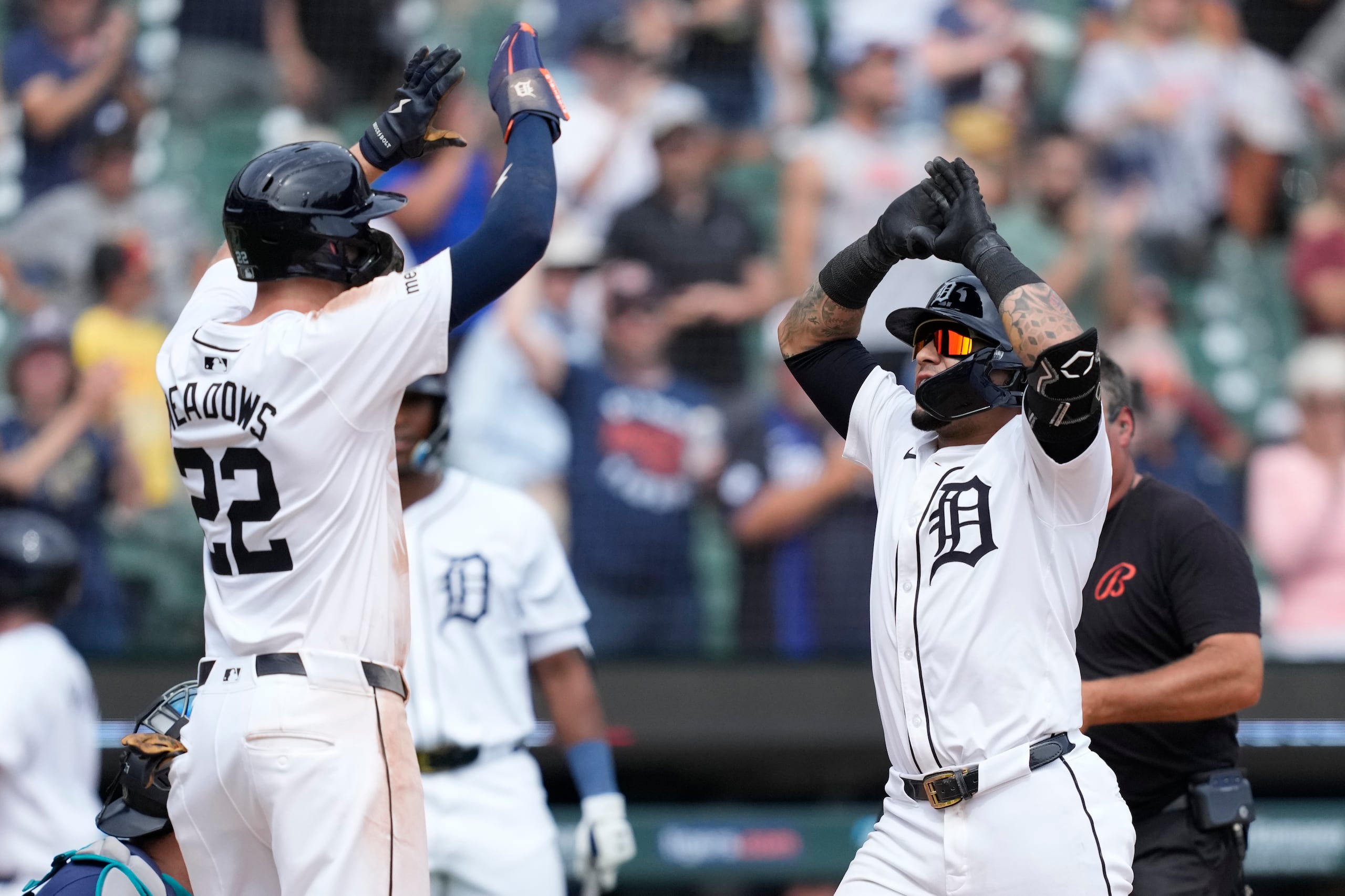 El puertorriqueño de los Tigres de Detroit Javier Báez saluda a Parker Meadows tras su jonrón de dos carreras en la octava entrada ante los Marineros de Seattle el jueves 15 de agosto del 2024. (AP Foto/Carlos Osorio)