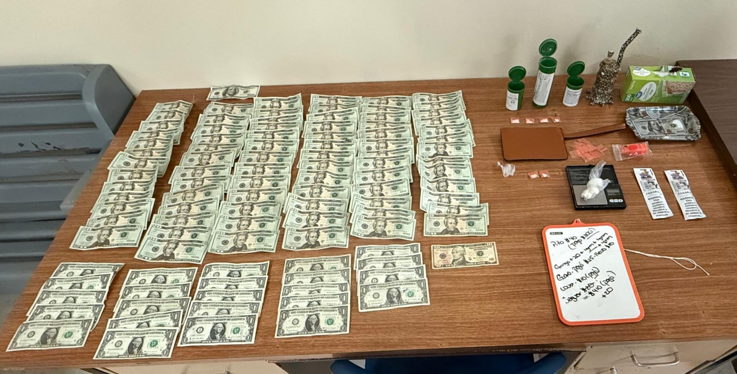 En Mayagüez fueron detenidas dos personas, quienes presuntamente poseían cocaína, crack, parafernalia y una suma de $1,694 en efectivo.