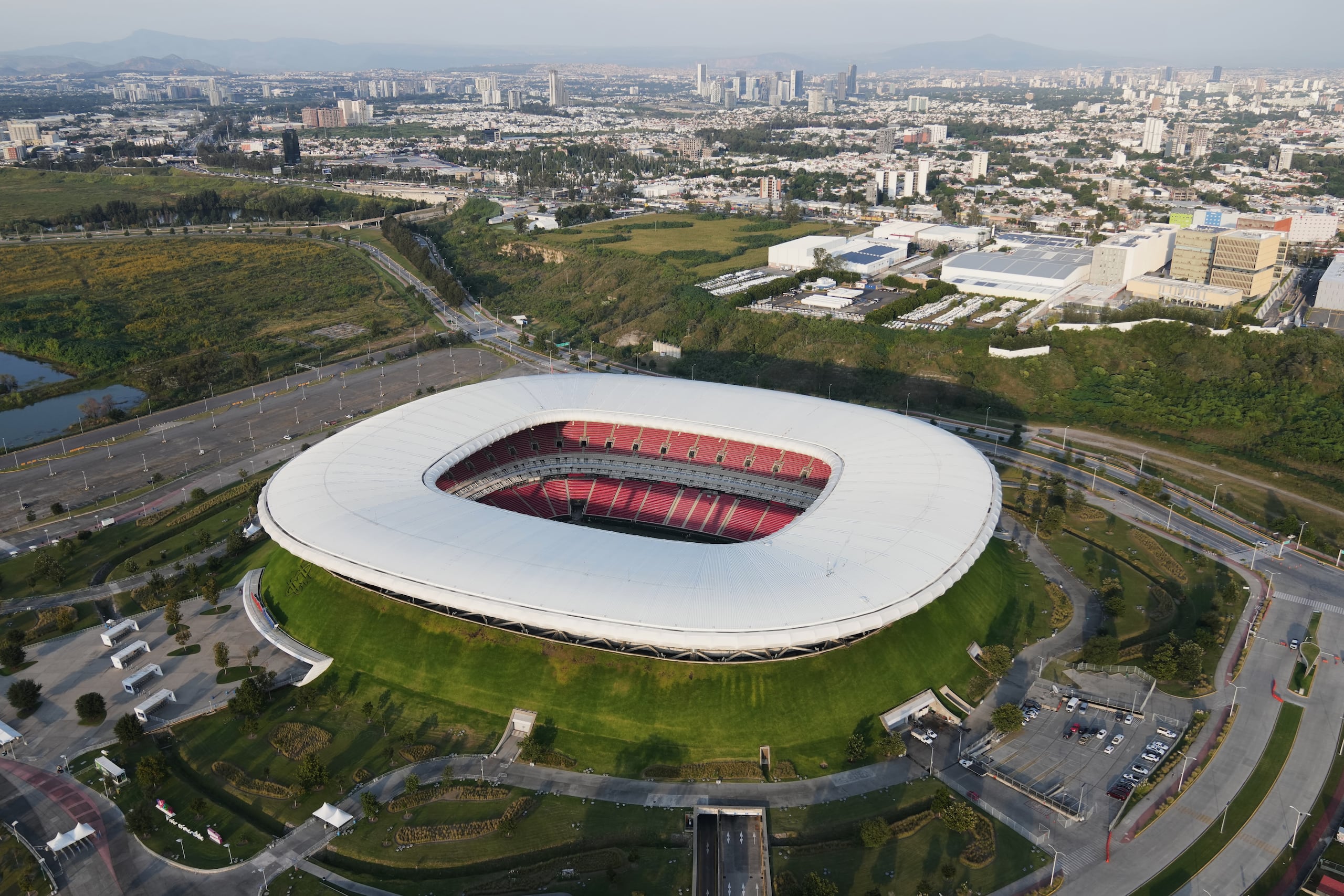 ARCHIVO - Foto del 16 de octubre del 2025, del Estadio Akron desde el aire, una de las sedes de la Copa Mundial 2026 en Guadalajara, Jalisco, México. (AP Foto/Eduardo Verdugo, Archivo)