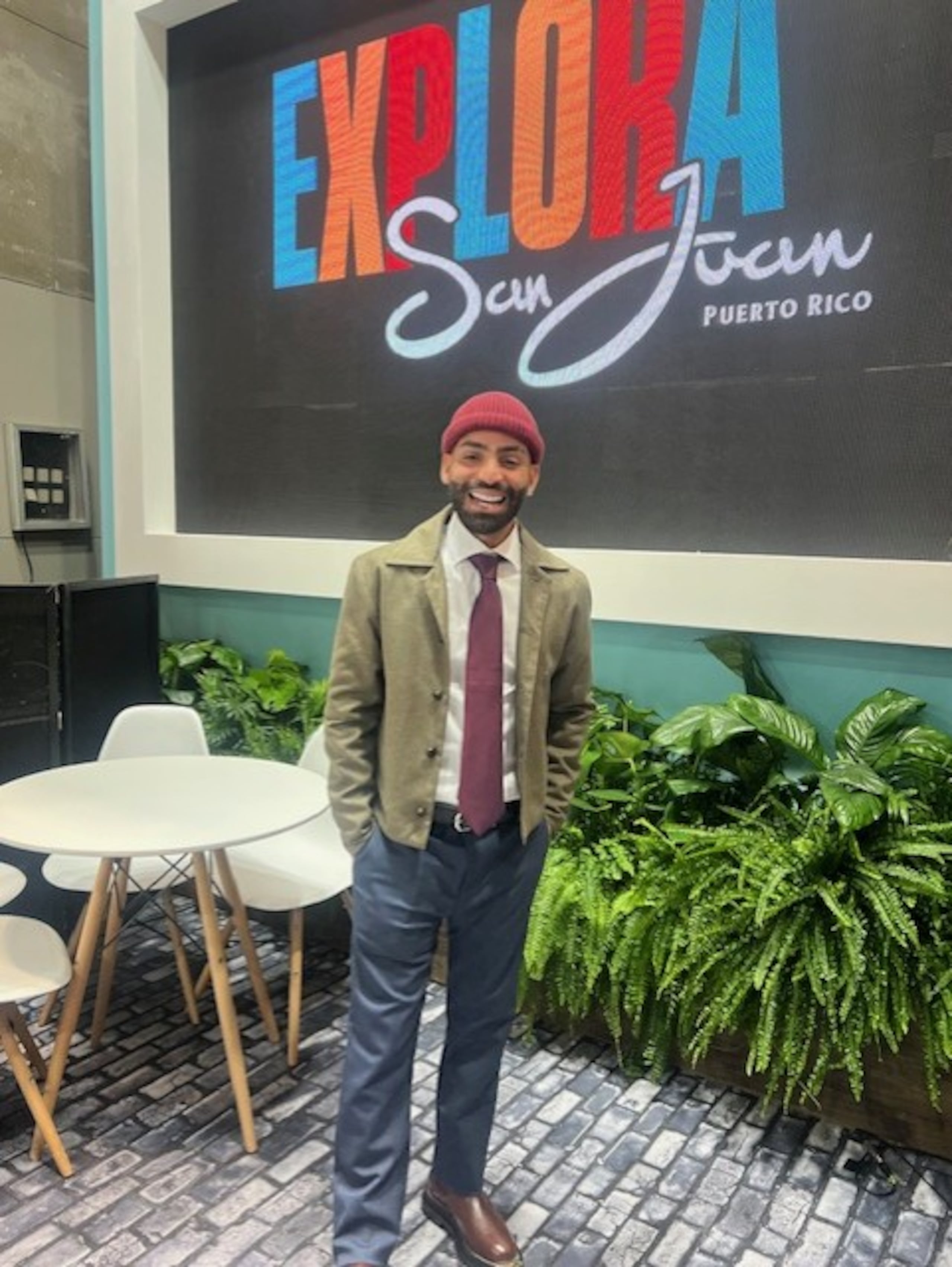 El reguetonero Arcángel participó en la Feria Internacional de Turismo para anunciar iniciativas del Municipio de San Juan.
