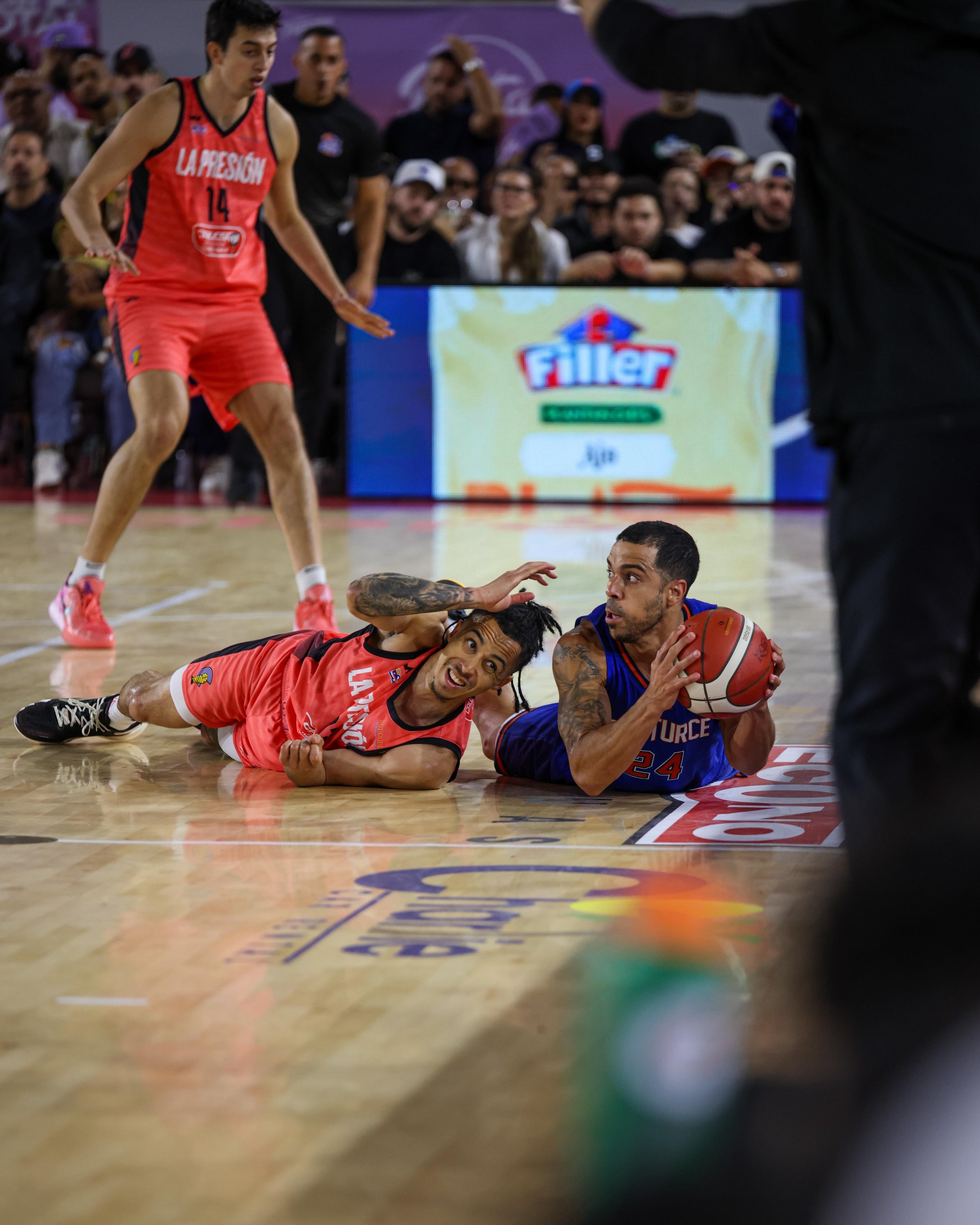 Travis Trice, de los Criollos, y Angel Rodríguez, de los Cangrejeros, batallan por el balón.