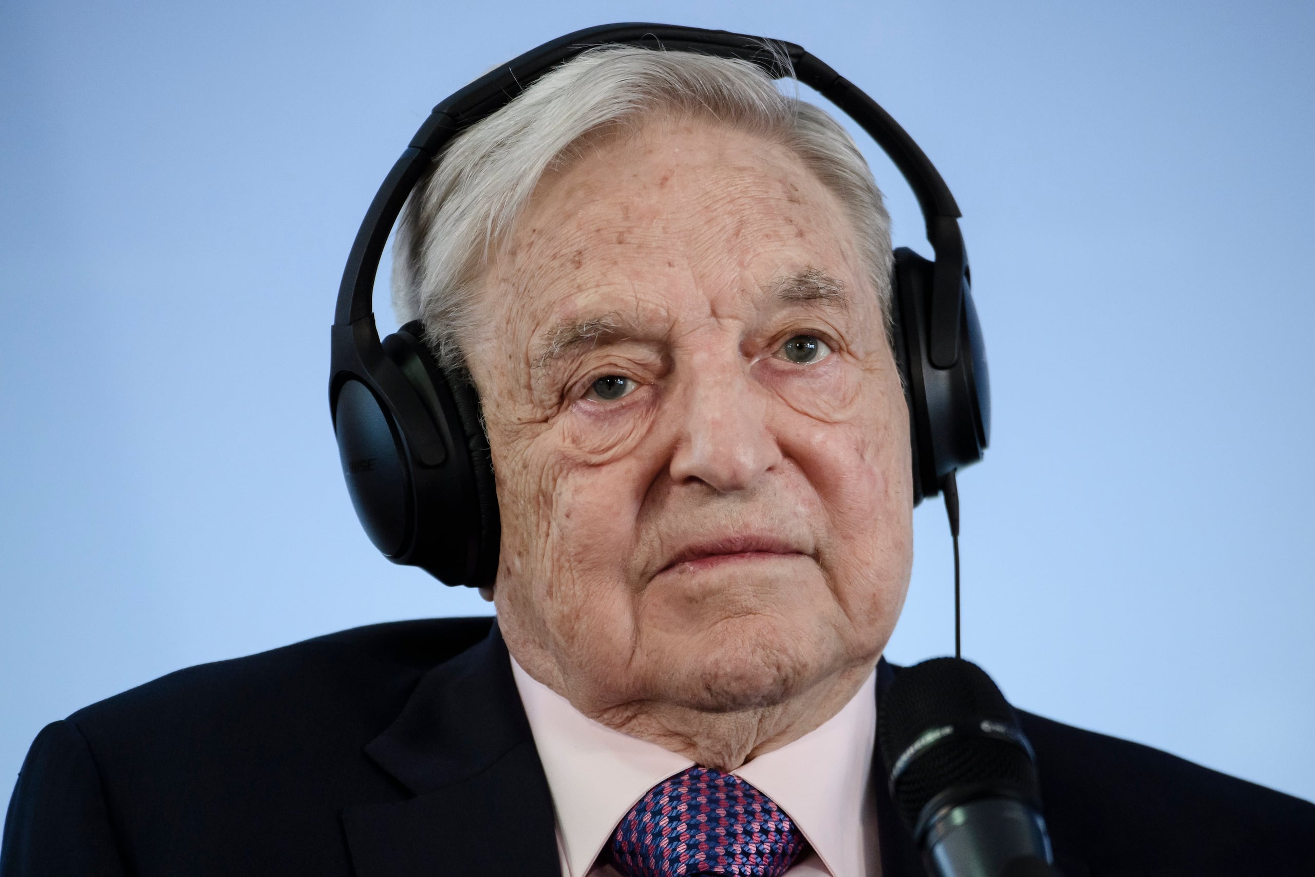 Soros es un objetivo frecuente de ataques de Trump y del ala más conservadora del partido Republicano, que lo incluyen incluso en teorías conspirativas por el respaldo a sus rivales políticos del partido Demócrata.