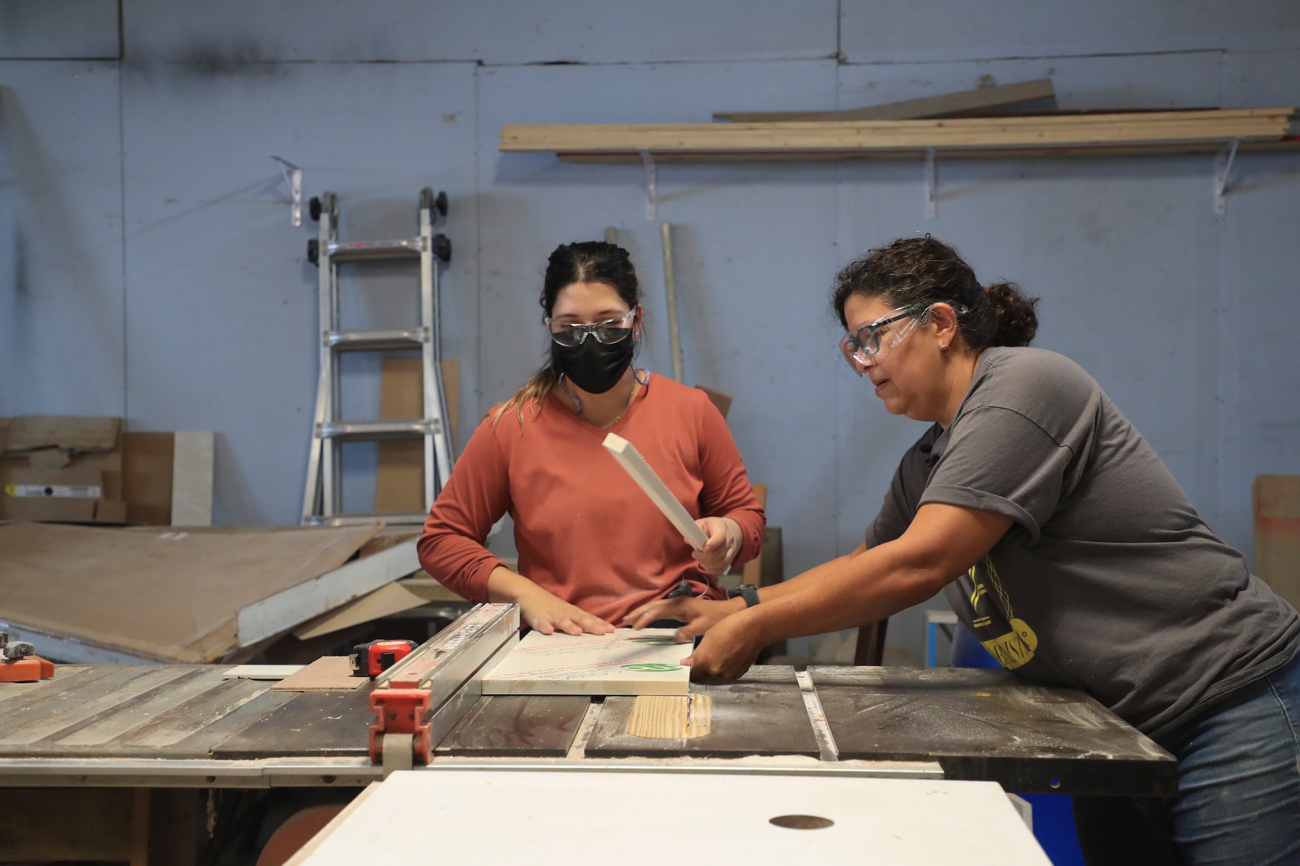 Una de las organizaciones que ofrecerá capacitación es Albanistería en la Brega, enfocada en educar a mujeres en esta industria de la construcción.
