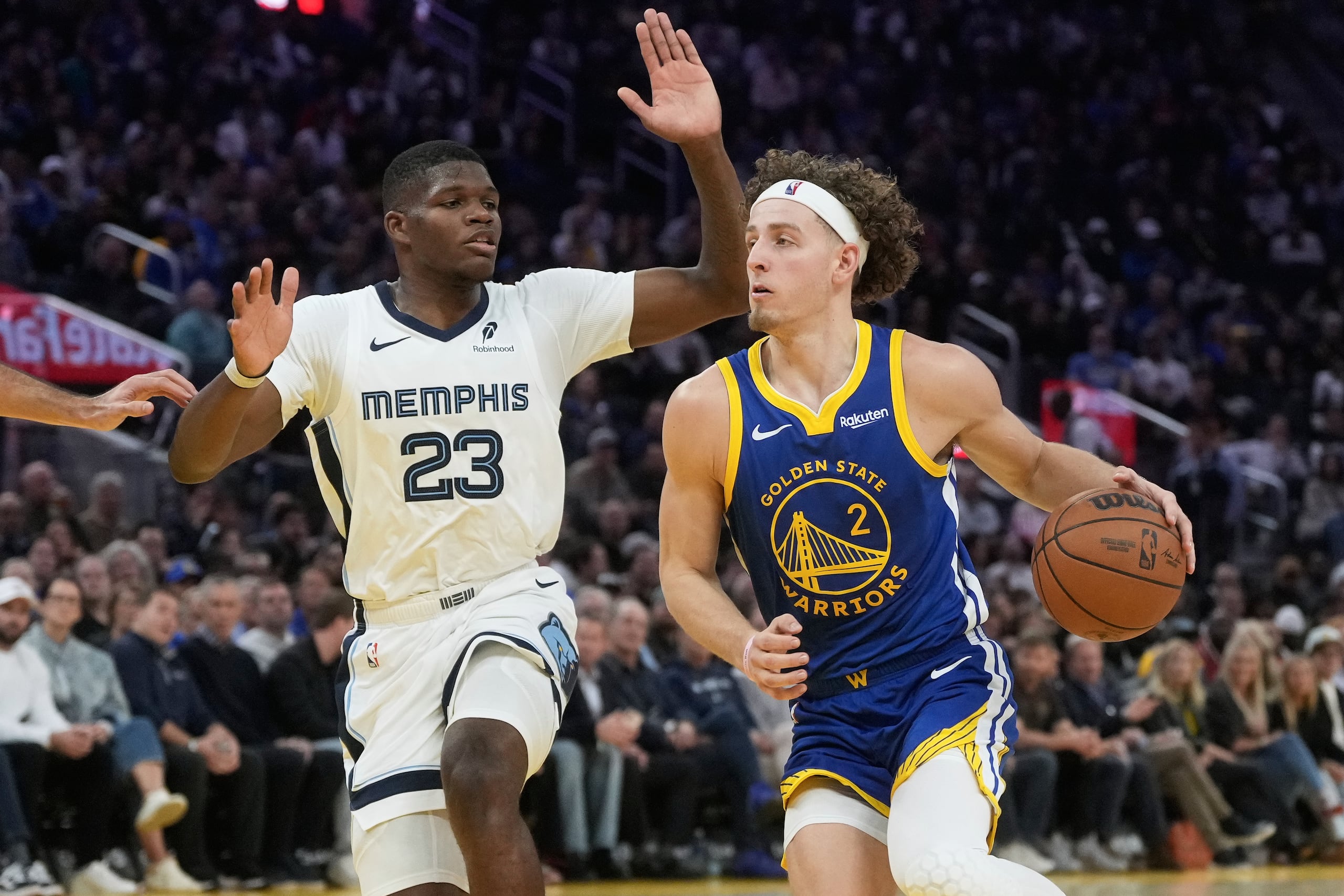Brandin Podziemski (2), de los Warriors de Golden State, conduce el balón rumbo a la canasta ante Cedric Coward (23), de los Grizzlies de Memphis, durante la segunda mitad del juego de baloncesto de la NBA, el lunes 27 de octubre de 2025, en San Francisco. (AP Foto/Jeff Chiu)