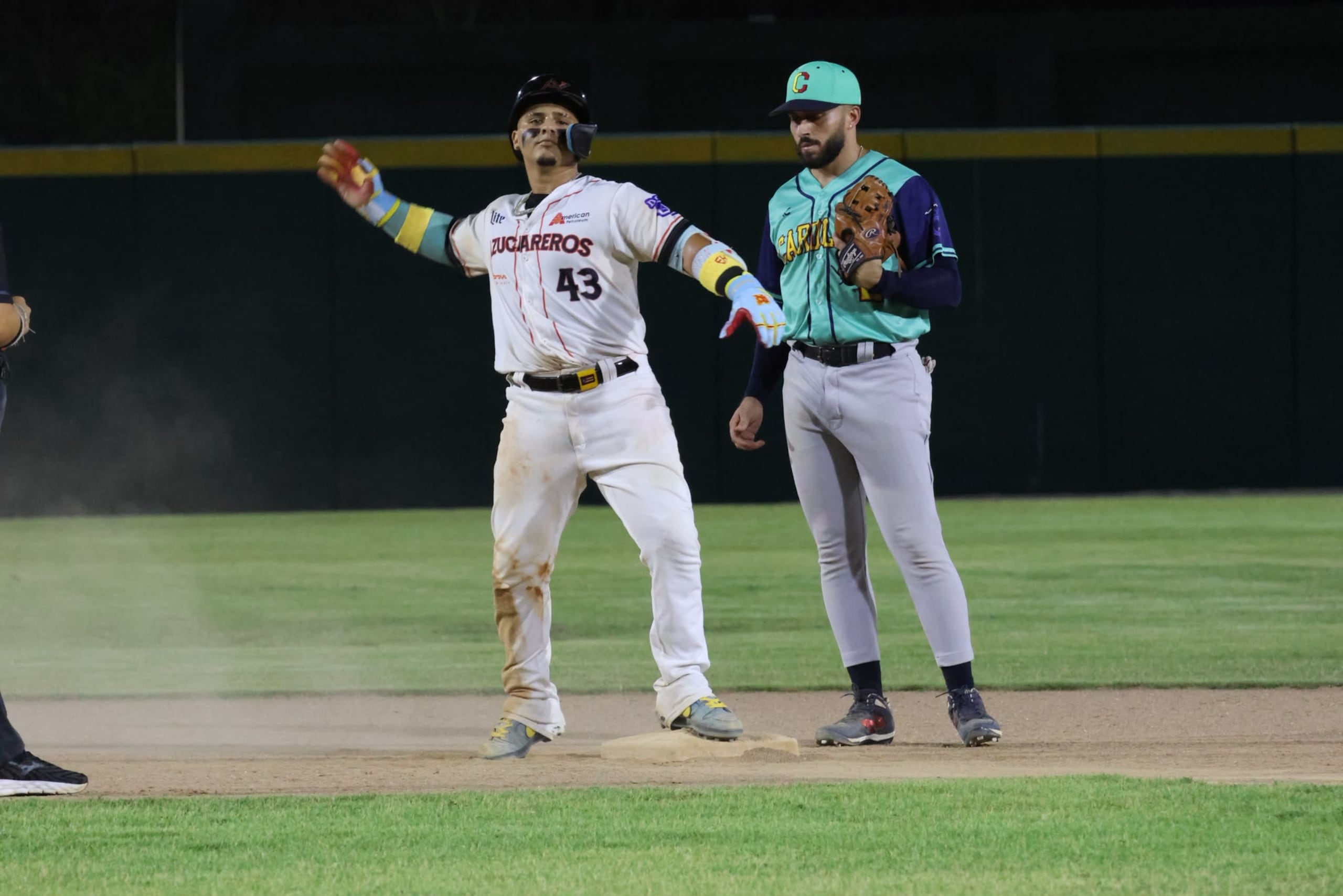 Eric Hernández de los Azucareros y Alexis Torres de los Gigantes.