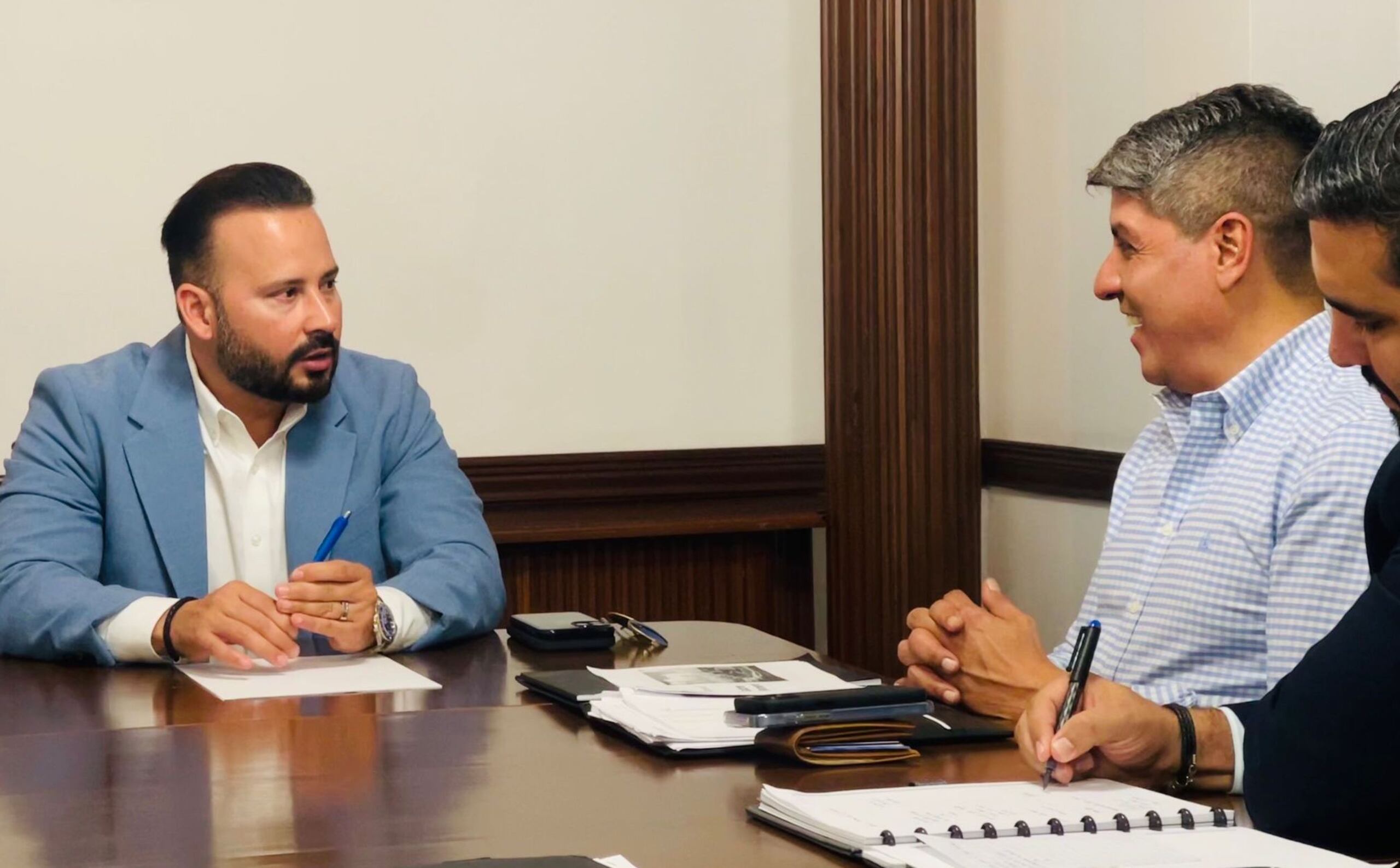 El presidente de la Asociación de Alcaldes, Luis Javier Hernández, se reúne con personal de Genera PR