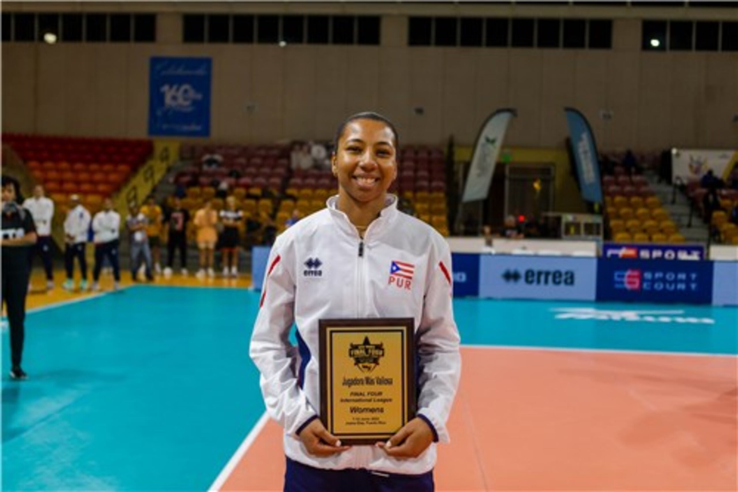 La acomodadora boricua Wilmarie Rivera sostiene el premio como la Jugadora Más Valiosa del Final Four de Norceca jugado en Juana Díaz hasta el domingo.