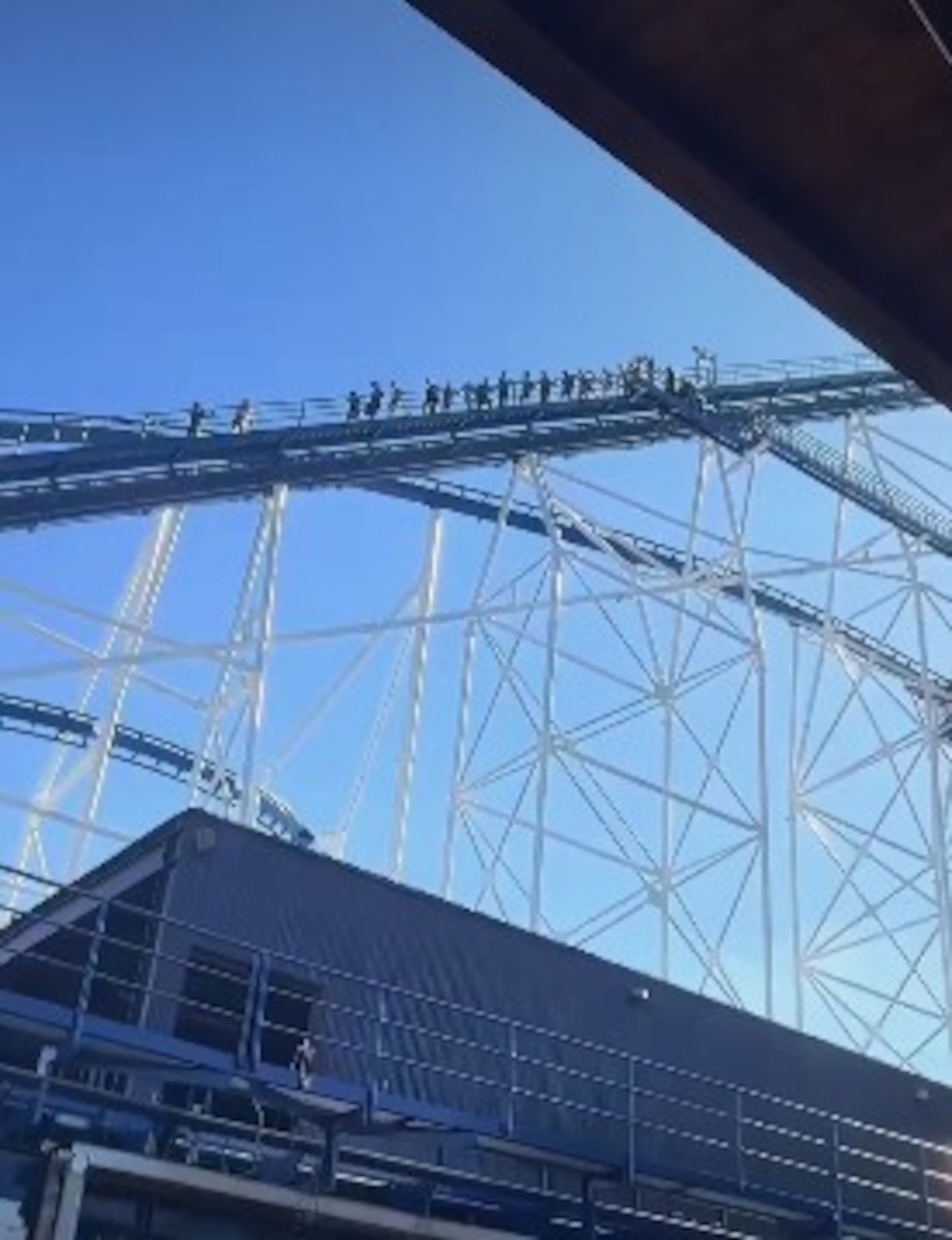 Los usuarios de la montaña rusa tuvieron que desalojar la atracción utilizando una escalera lateral.