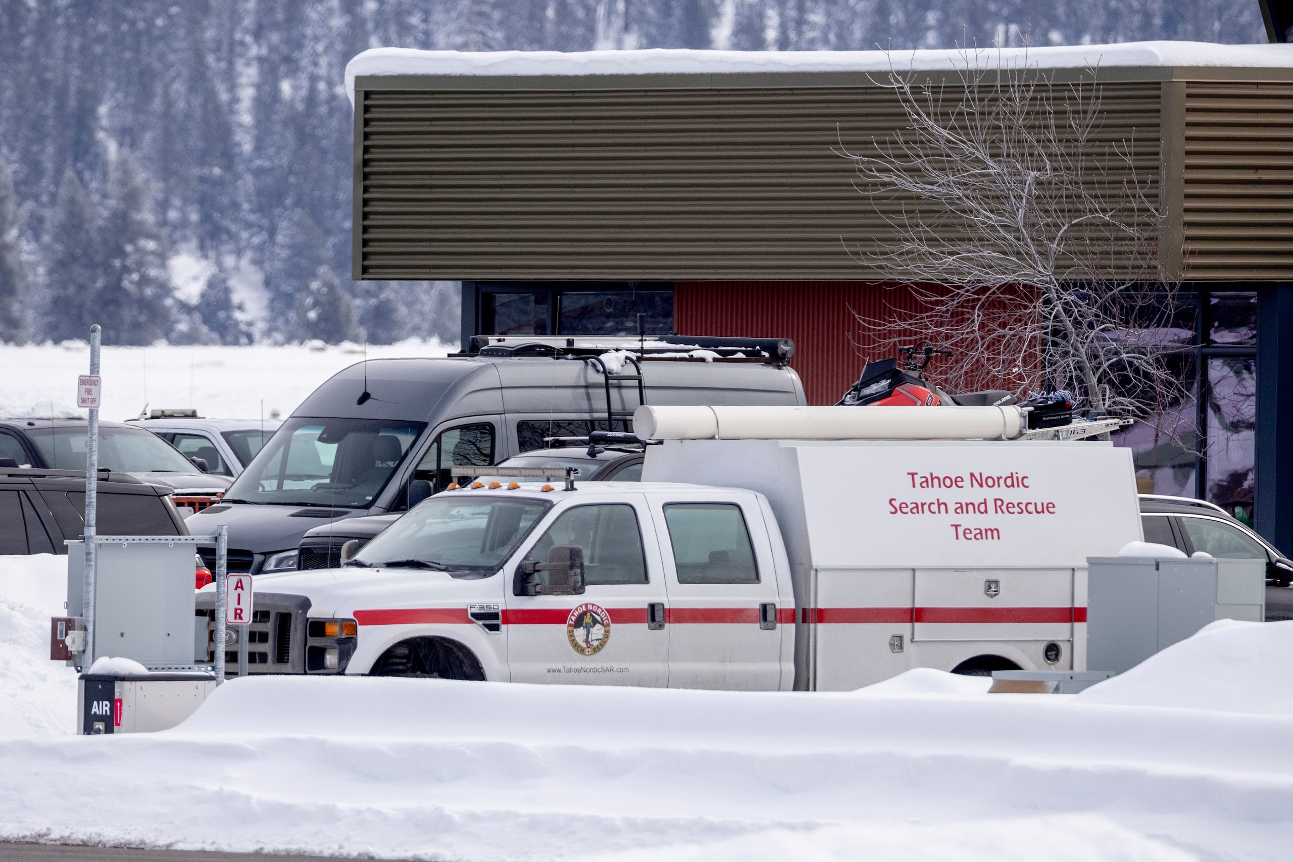 Un vehículo del Equipo de Búsqueda y Rescate de Tahoe Nordic afuera del Aeropuerto de Truckee, mientras continuaban las labores de recuperación de los cuerpos de los esquiadores fallecidos durante una avalancha, en Truckee, California, el sábado 21 de febrero de 2026. (Stephen Lam/San Francisco Chronicle vía AP)