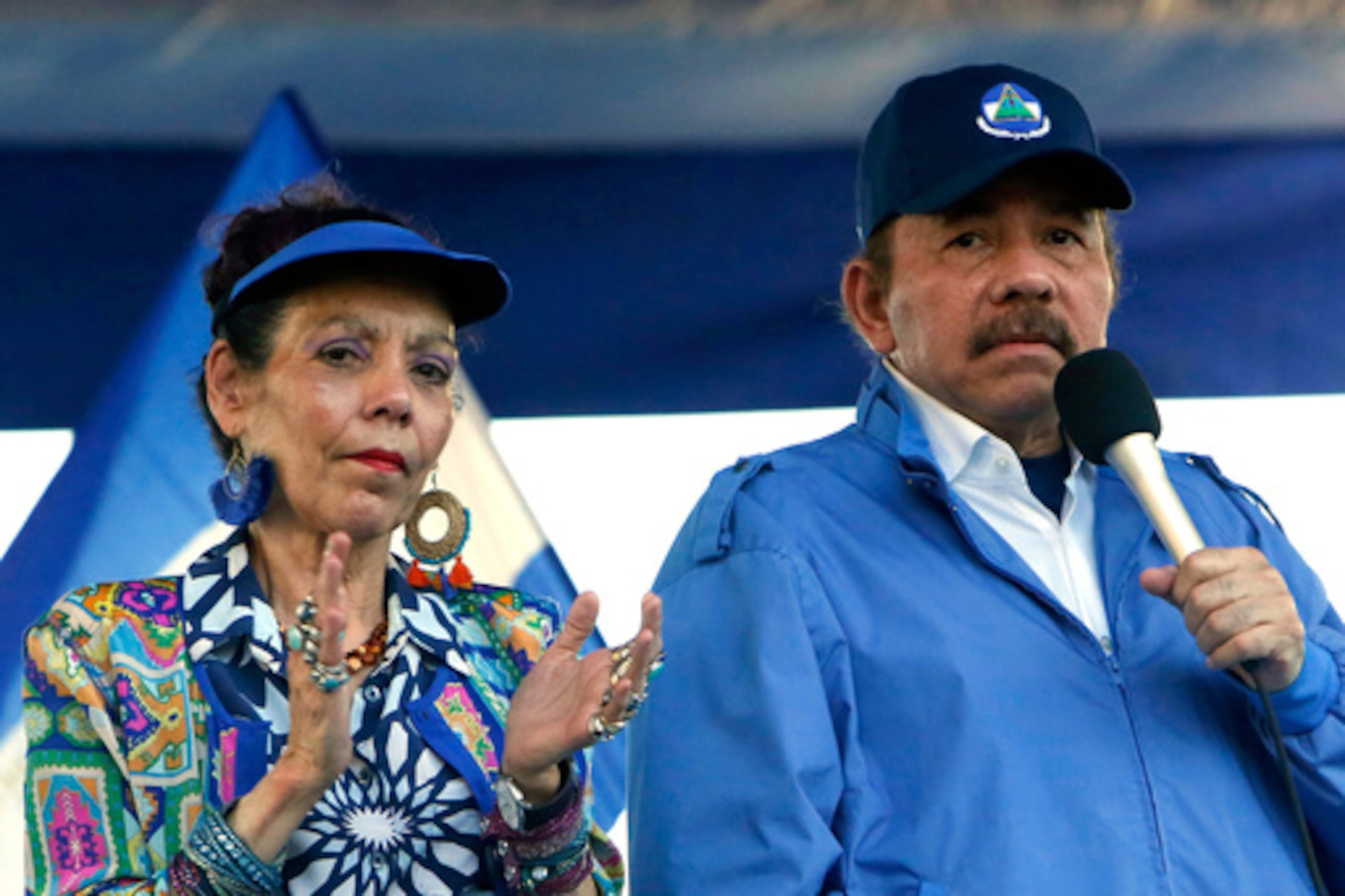 ARCHIVO - El presidente Daniel Ortega y su esposa, la vicepresidenta Rosario Murillo, encabezan un mitin en Managua, Nicaragua, el 5 de septiembre de 2018. (Foto AP/Alfredo Zúñiga, archivo)