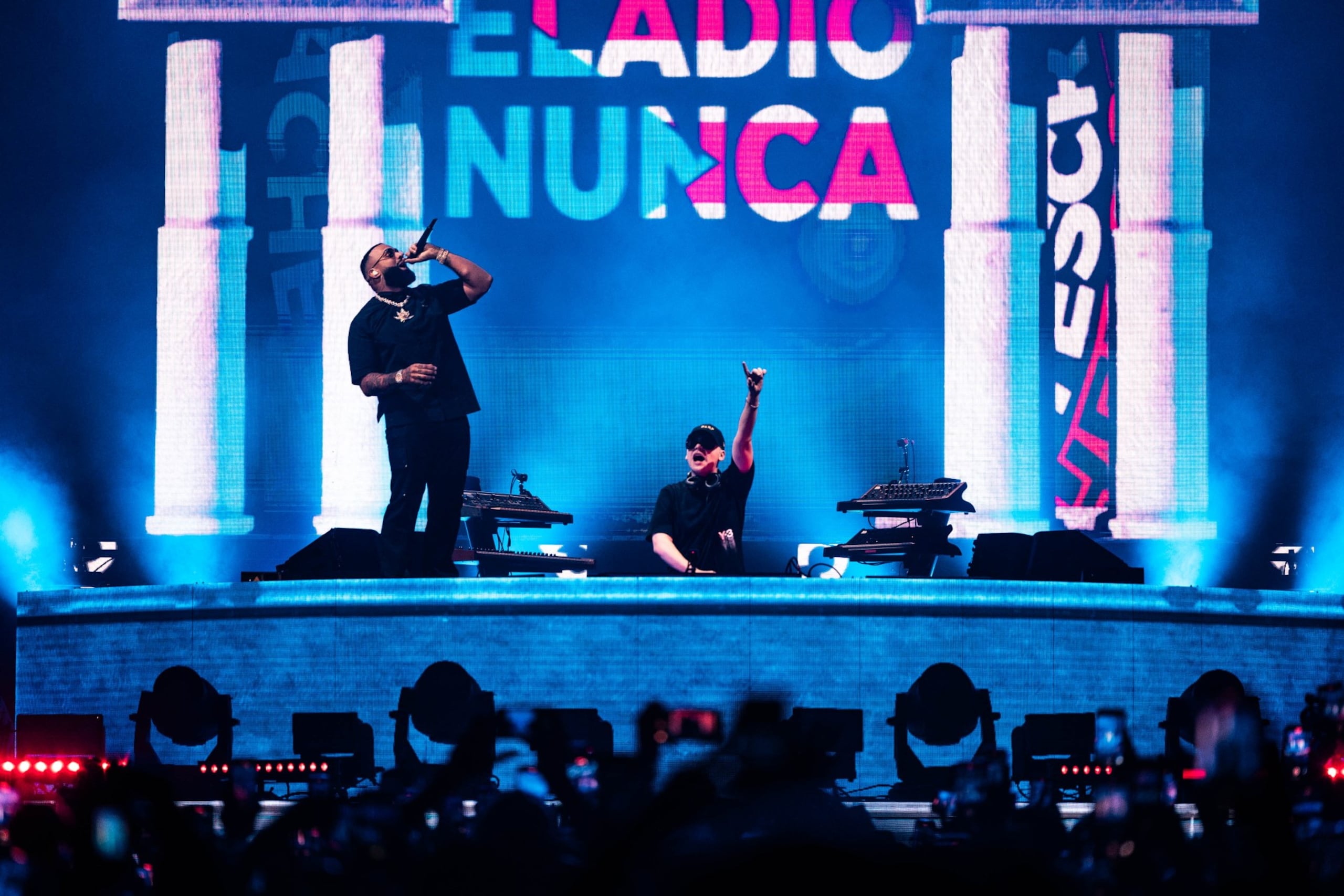 Eladio Carrion fue el primer artista en tomar el micrófono durante la presentación del argentino.