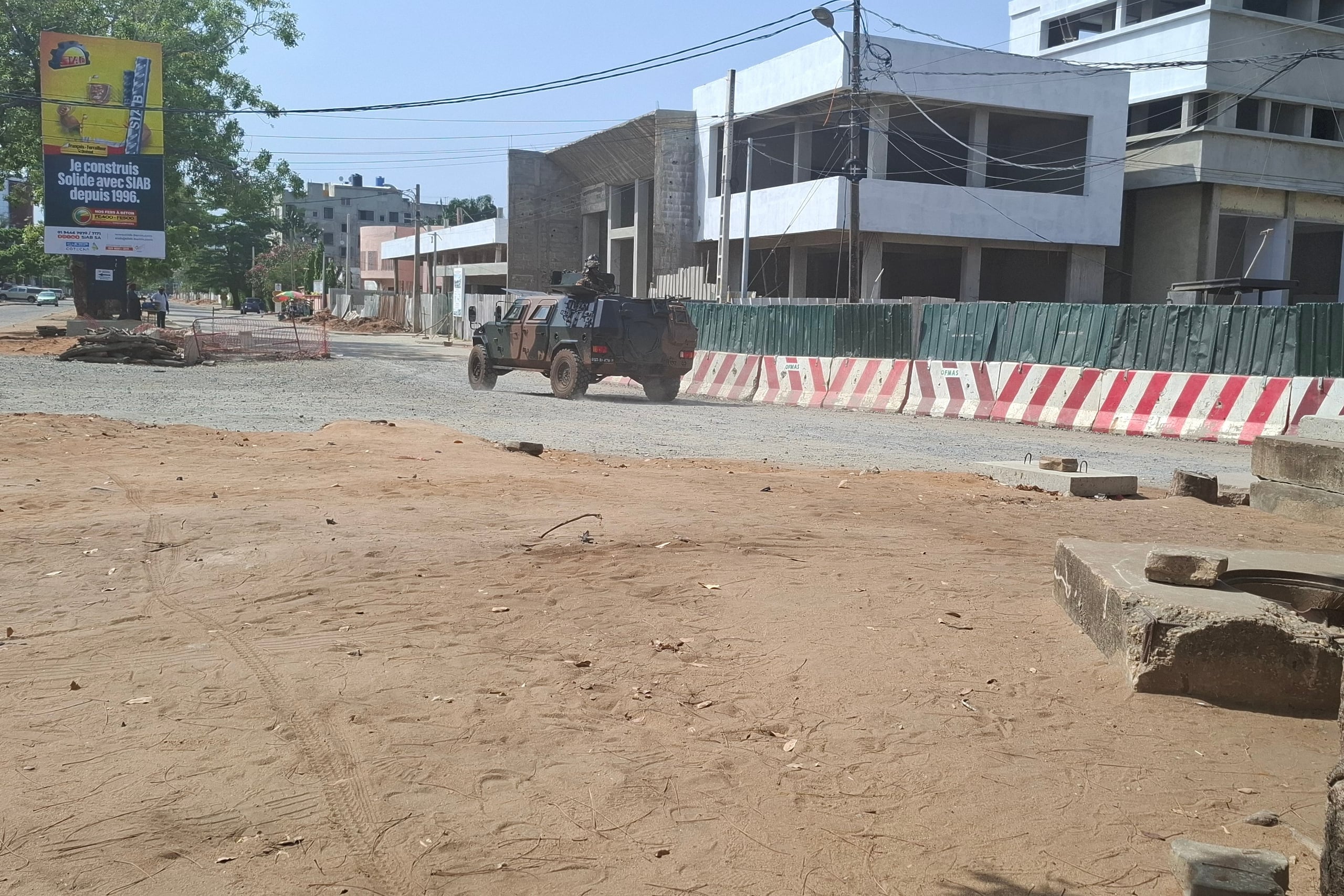 Un vehículo militar en medio de un intento de golpe de Estado en Cotonú, Benín, el 7 de diciembre del 7, 2025. (AP foto)