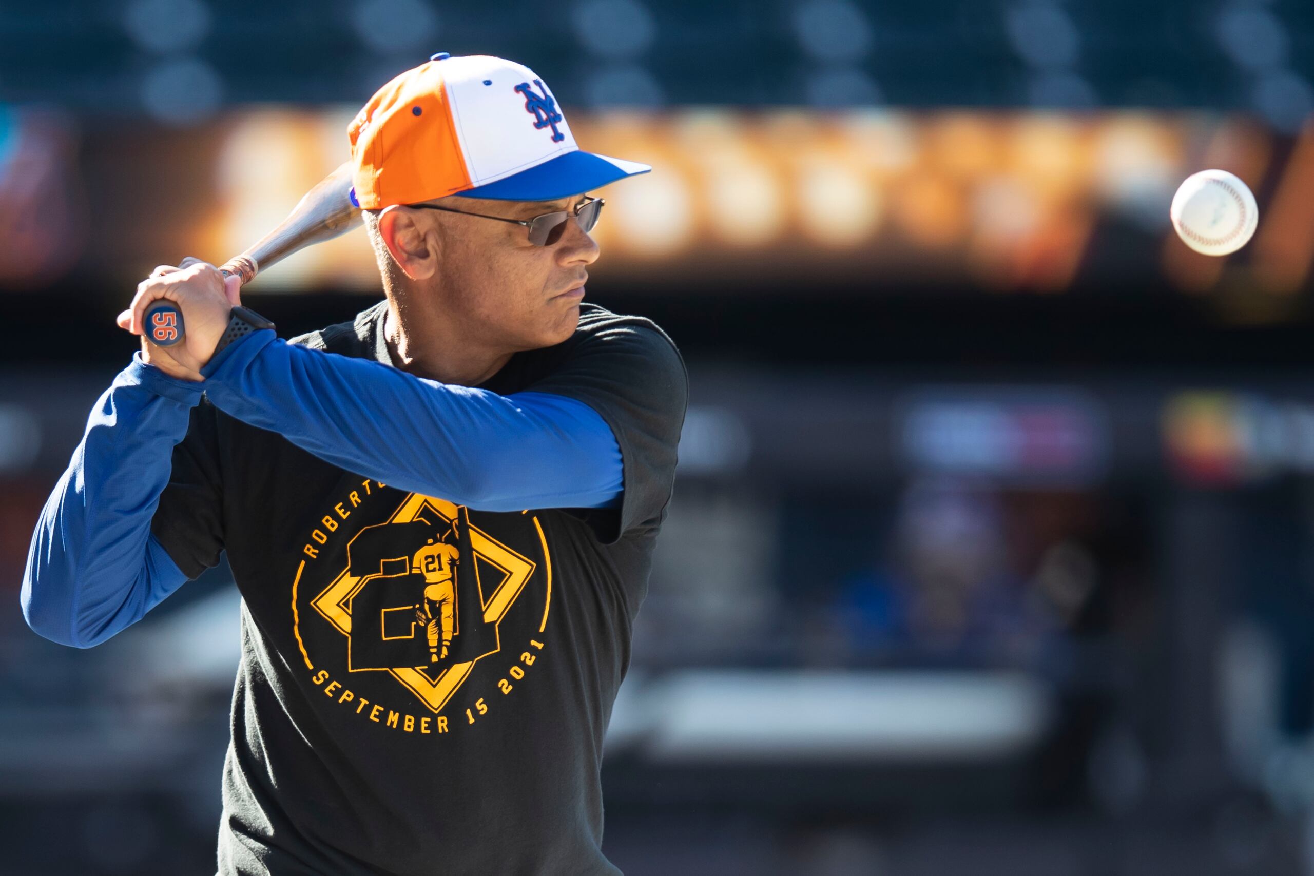 Joey Cora batea roletas a sus jugadores antes del partido de un partido ante los Pirates.