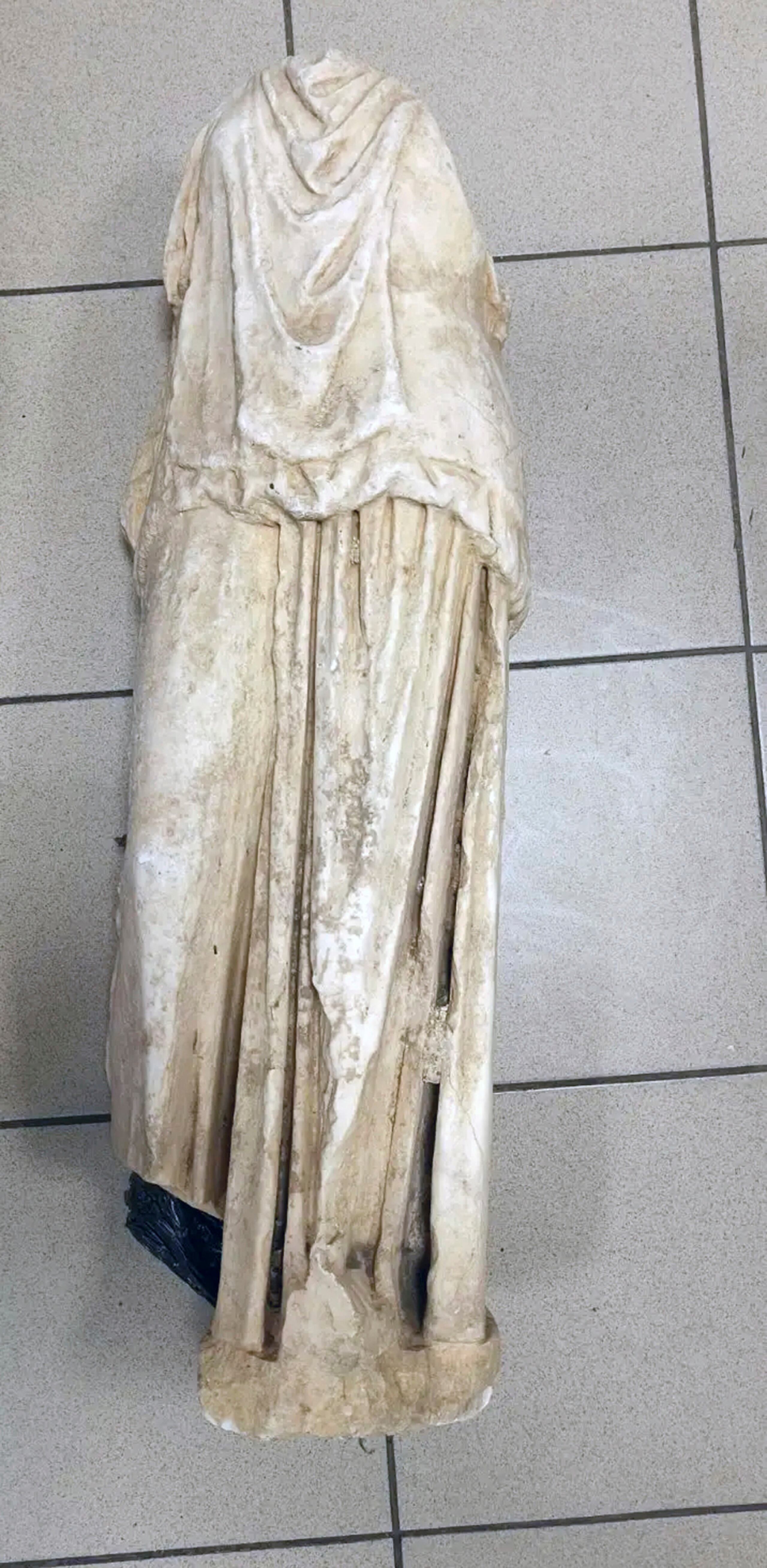 Foto sin fecha entregada por la policía griega el 22 de enero del 2025 que muestra la estatua antigua hallada en Tesalónica, Grecia. (Policía griega via AP)