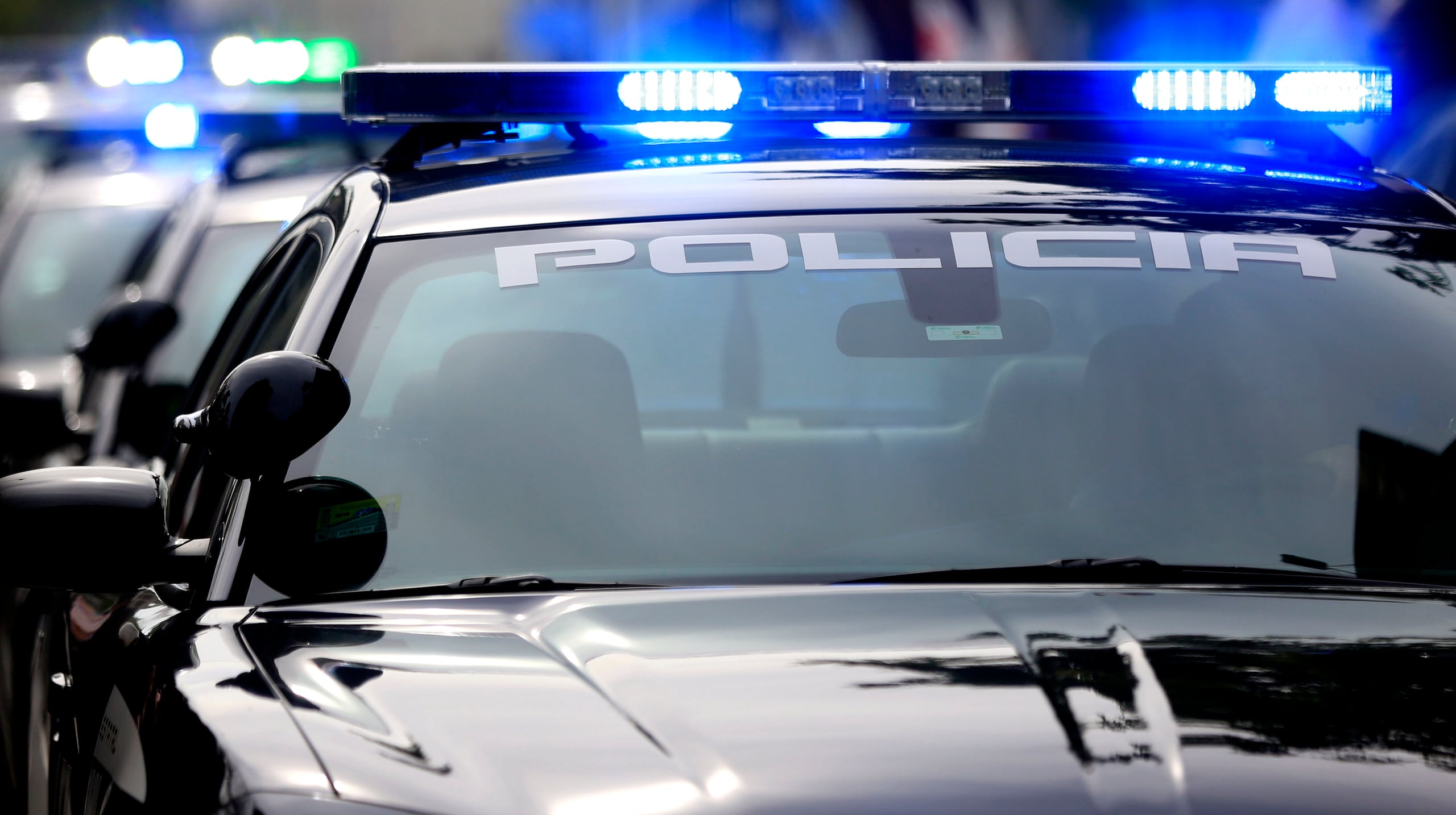 Unidades de la Policía llegaron al lugar para investigar las circunstancias del accidente.