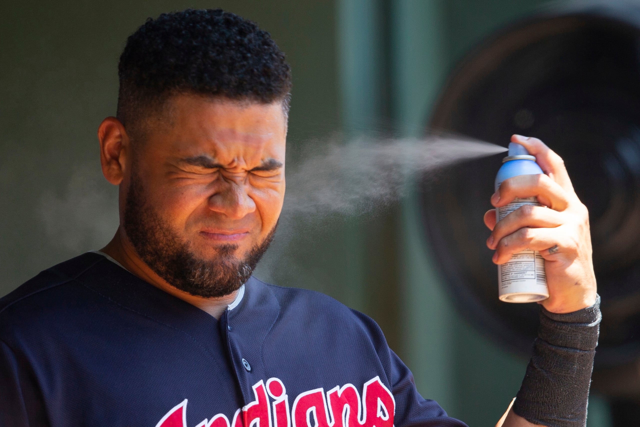 ARCHIVO – El jardinero derecho de los Cleveland Indians, Melky Cabrera, se aplica protector solar antes de un partido de béisbol contra los Texas Rangers, el domingo 22 de julio de 2018, en Arlington, Texas. (AP Foto/Sam Hodde/ Archivo)