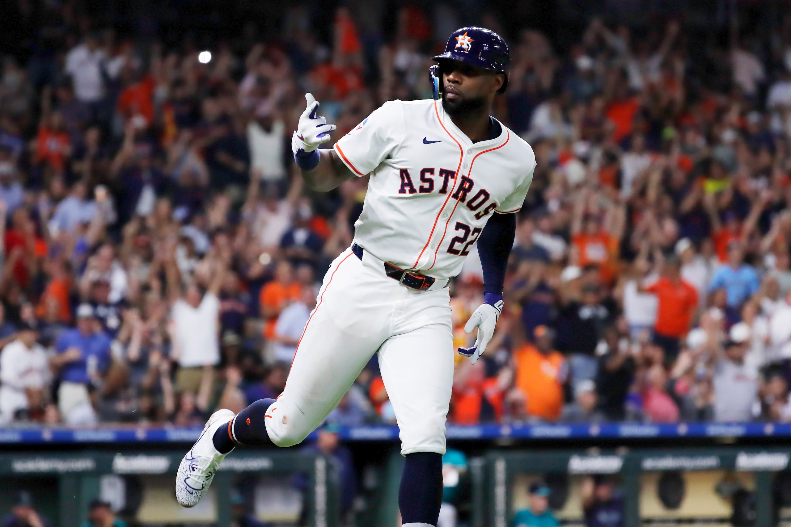 Jason Heyward, de los Astros de Houston, recorre las bases tras su jonrón de dos carreras contra los Mariners de Seattle.