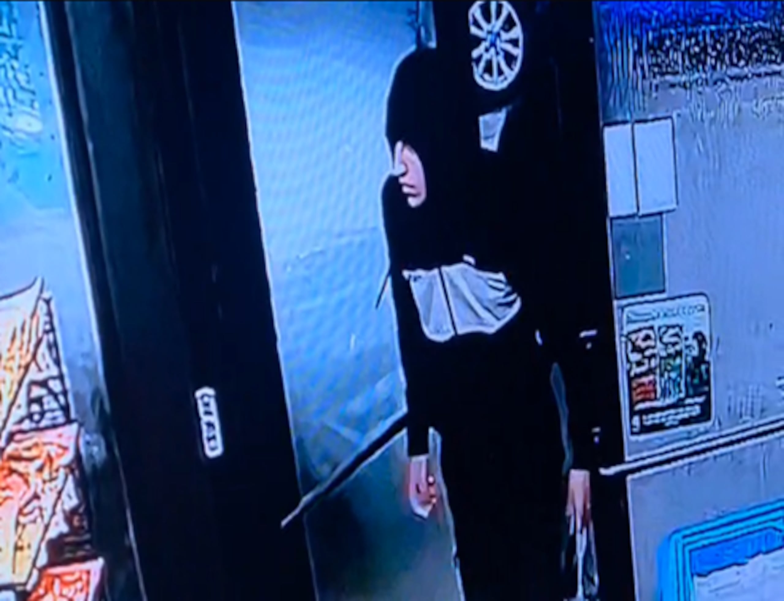 Las autoridades solicitaron ayuda para la identificación y arrestos de dos sospechosos de asaltar la gasolinera Total de la avenida Laurel, en Bayamón.