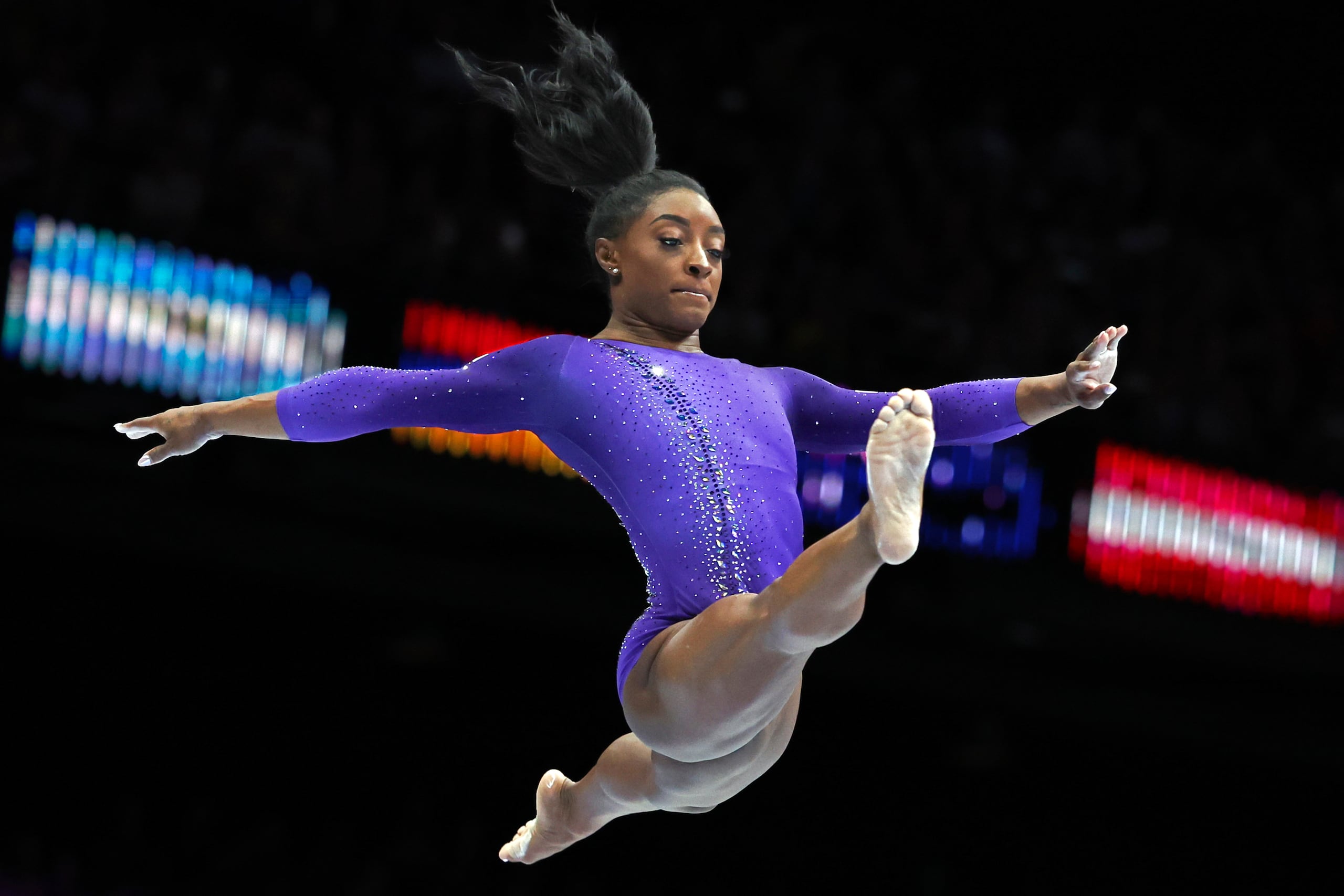 ARCHIVO - Simone Biles, de Estados Unidos, compite en la viga de equilibrio durante las finales por aparatos en Amberes, Bélgica, el 8 de octubre de 2023 (AP Foto/Geert vanden Wijngaert, archivo)