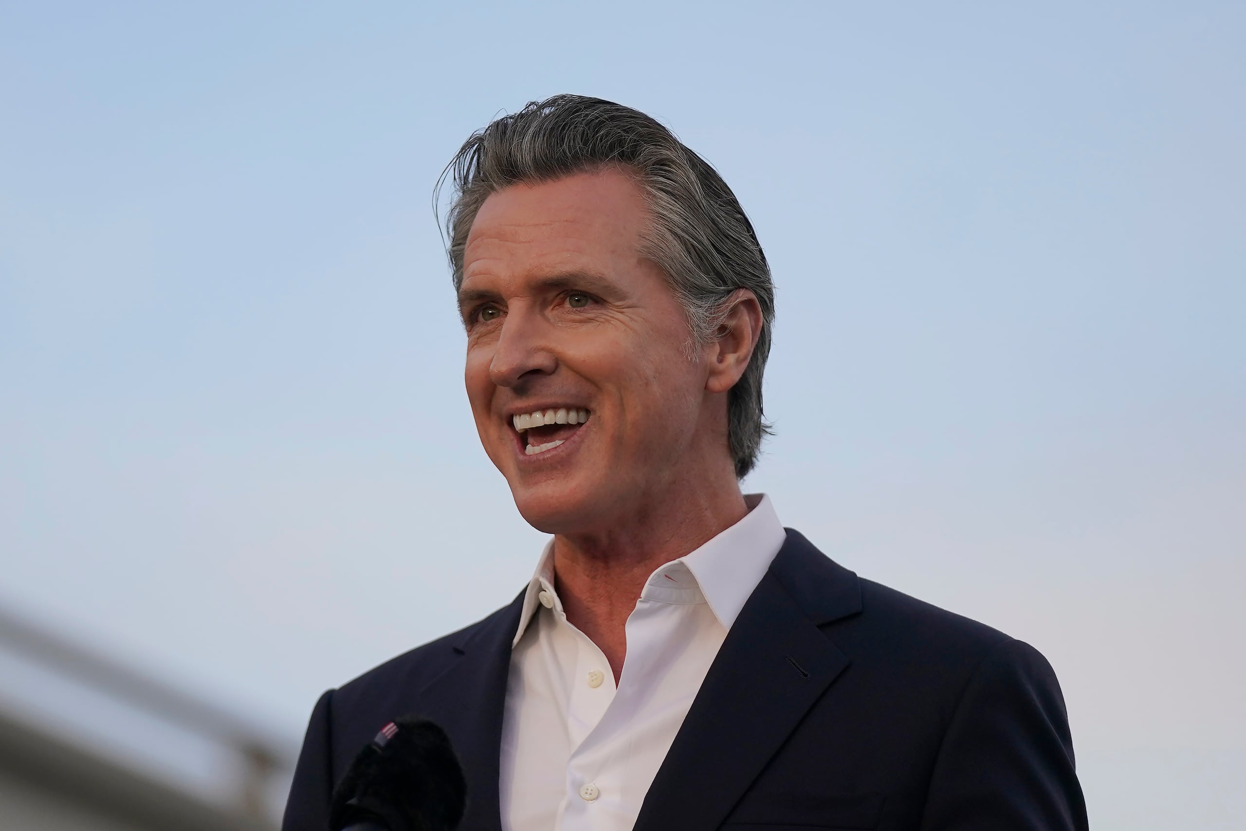 Newsom eludió las preguntas sobre los posibles resultados electorales, incluida una sobre si apoyaría a la vicepresidenta Kamala Harris, también californiana, para la nominación si Biden abandona la carrera.