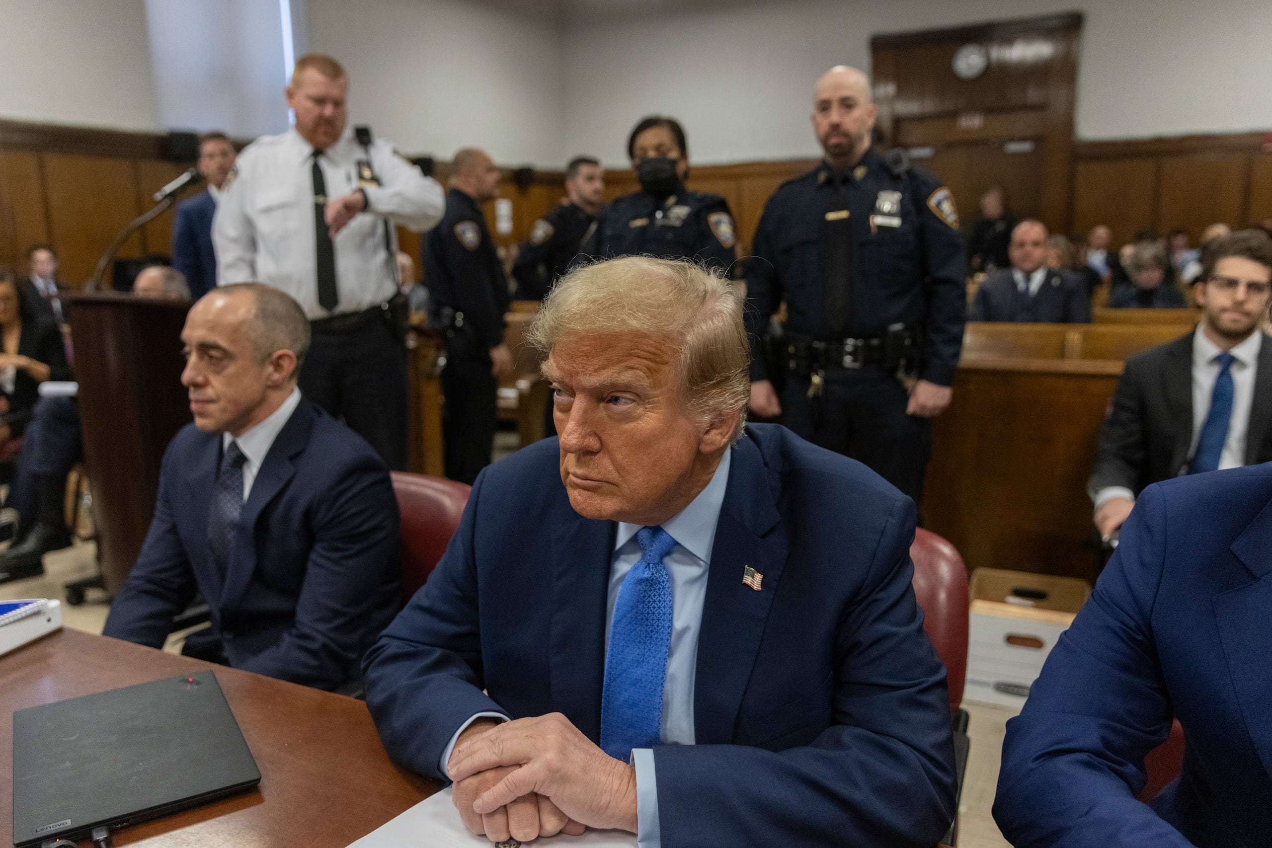 Trump está acusado de elaborar una trama ilegal para influenciar las elecciones de 2016 suprimiendo noticias que le eran desfavorables.