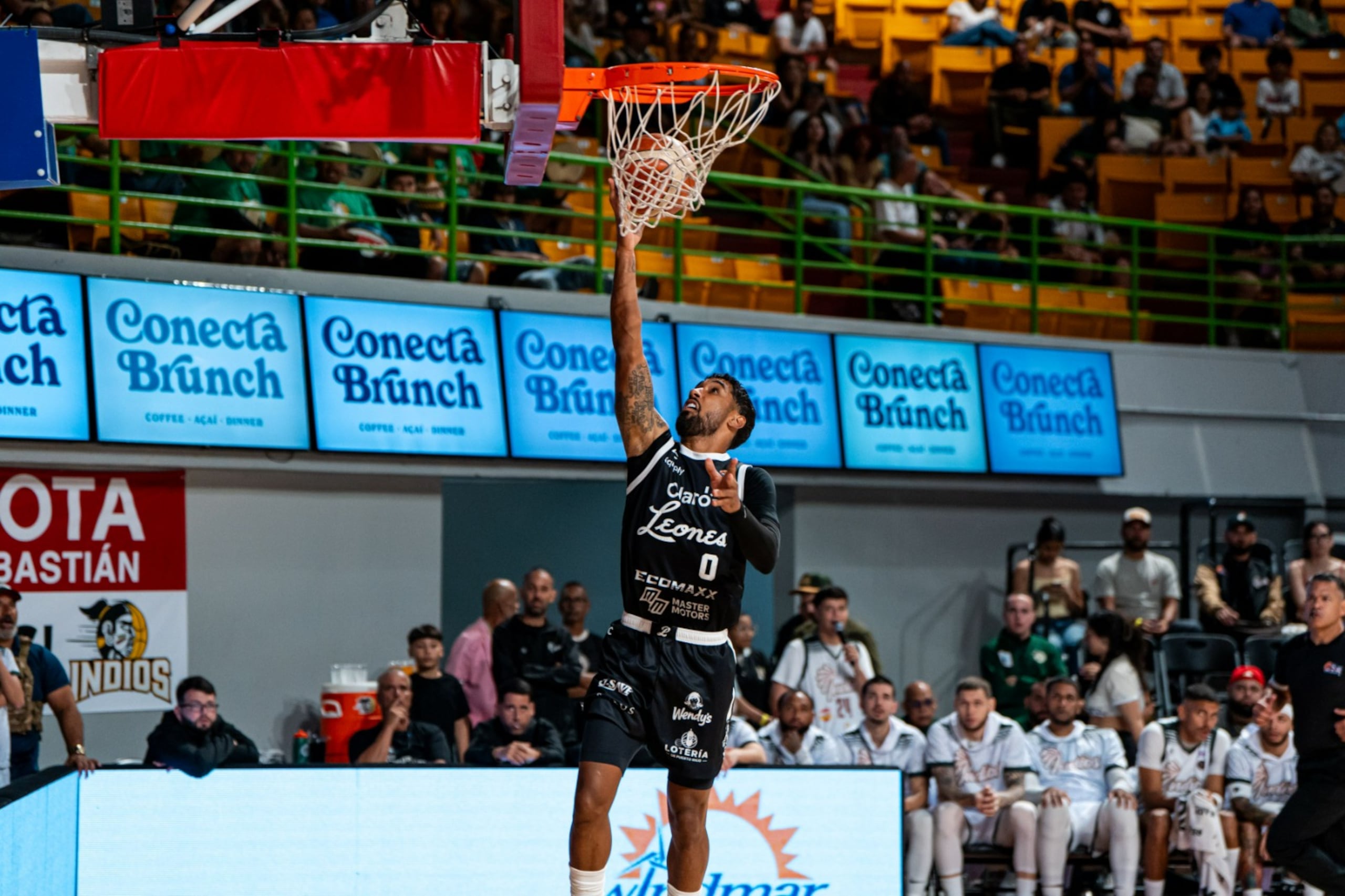 Jezreel de Jesús, de los Leones de Ponce, anota en un juego contra los Indios de Mayagüez.