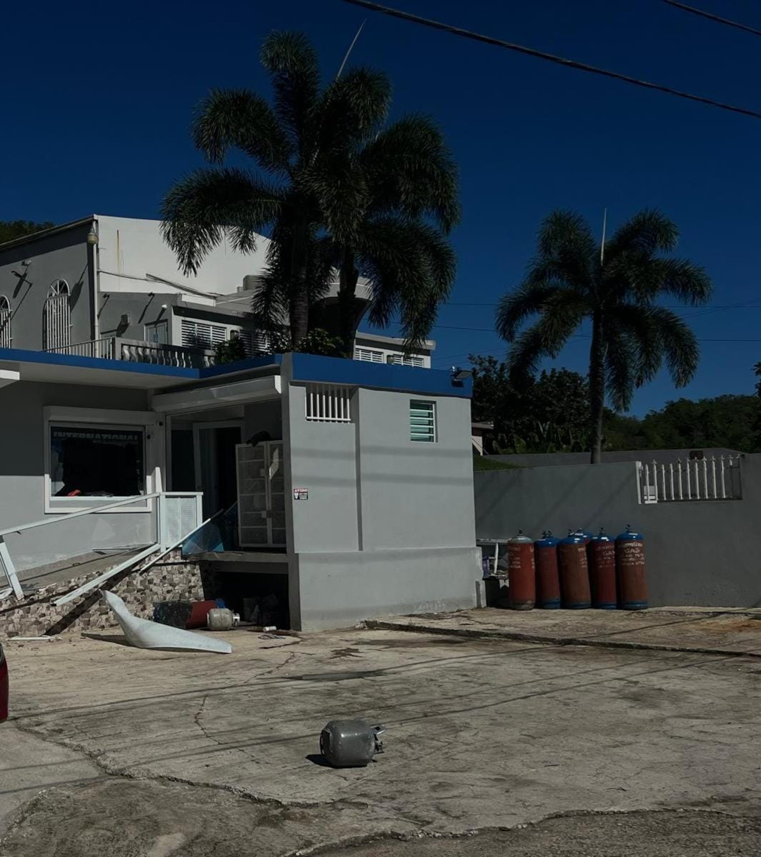 La explosión ocurrió a eso de las 10:40 a.m. en el negocio ubicado en el kilómetro 8.8, de la carretera 670 en el sector Reparto Sobrino de Vega Baja.