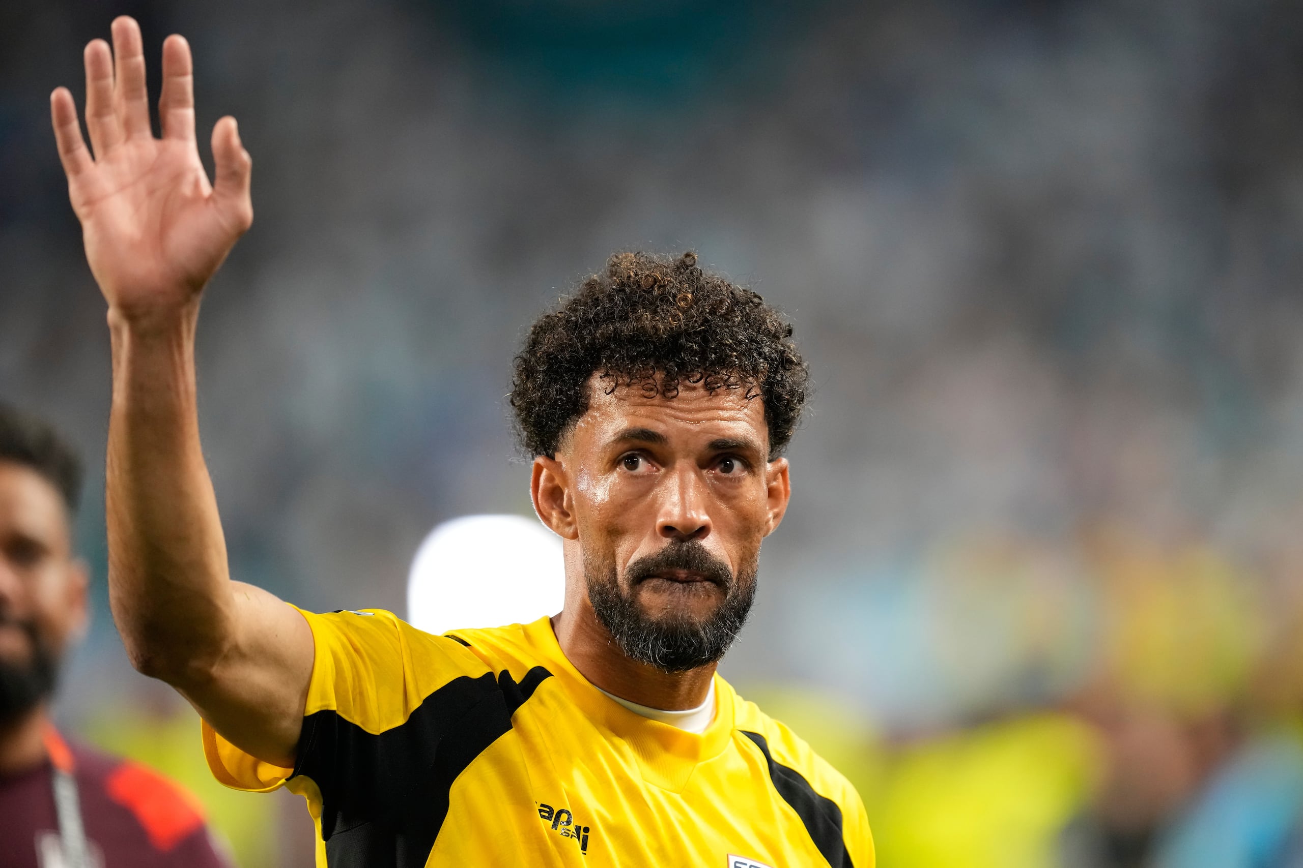 El arquero de Cabo Verde, Vozinha, se despide del público tras la derrota ante Argentina en los dieciseisavos de final del Mundial.
