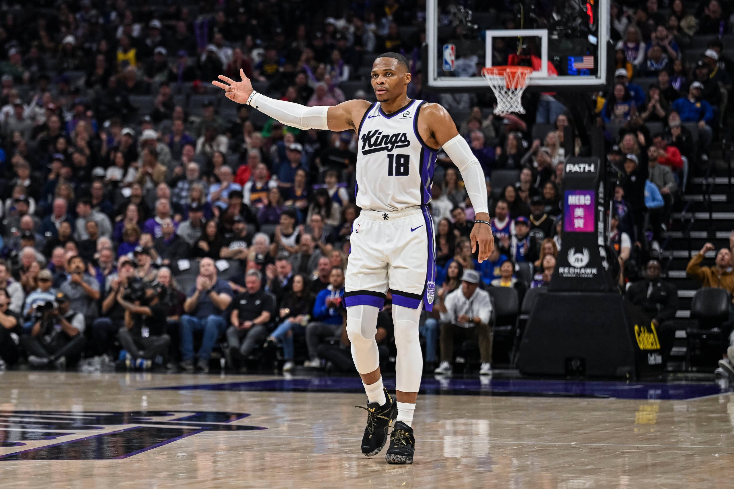 Russell Westbrook, de los Kings de Sacramento, festeja un triple en el duelo del miércoles 5 de noviembre de 2025, ante los Warriors de Golden State (AP Foto/Justine Willard)
