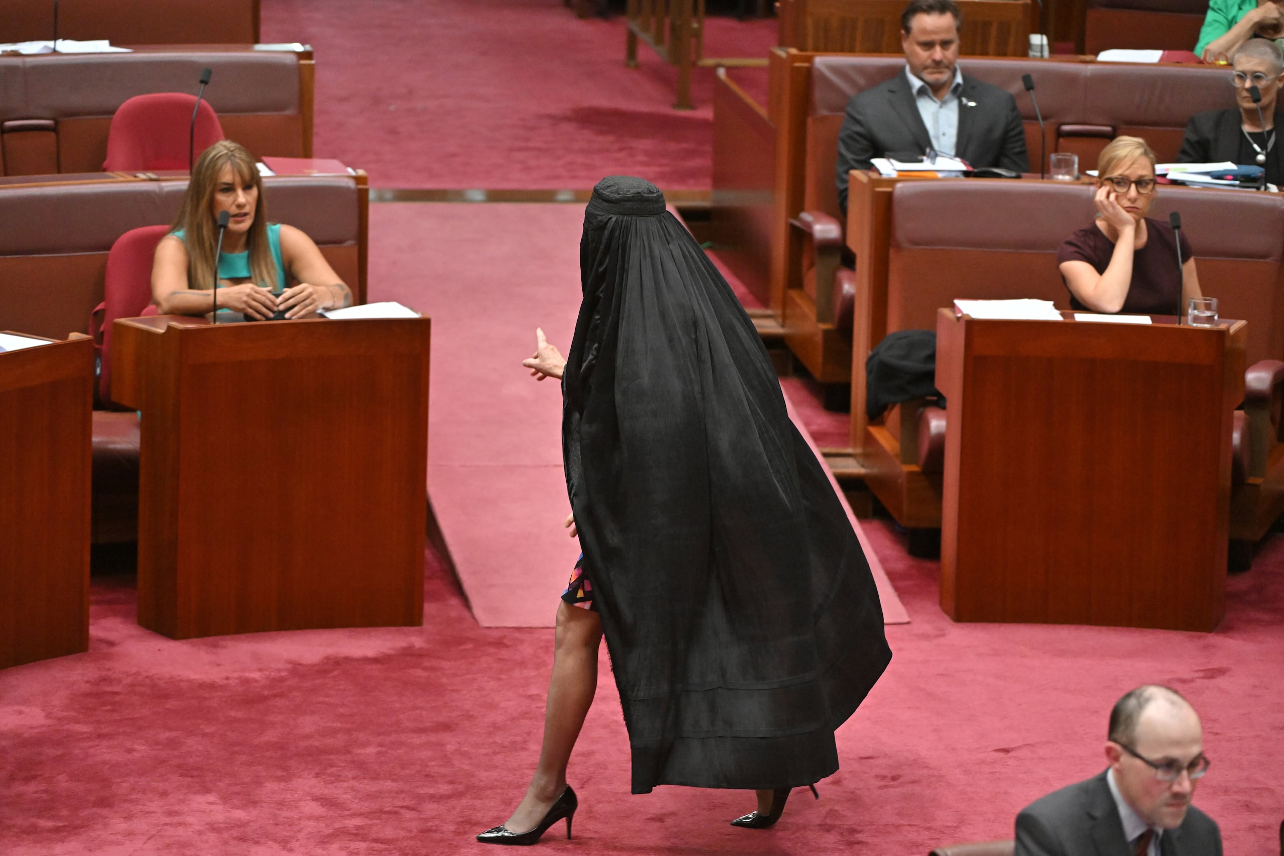 La líder del partido político One Nation Pauline Hanson viste un burka en la cámara del Senado en el Parlamento en Canberra, el lunes 24 de noviembre de 2025. (Mick Tsikas/AAP Image via AP)