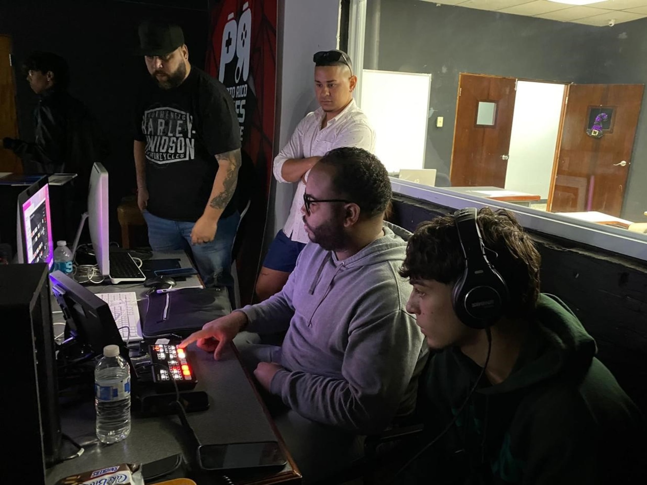 Los estudiantes del CCAT desarrollan destrezas laborales con experiencias prácticas en estudios de grabación y laboratorios de computadoras.