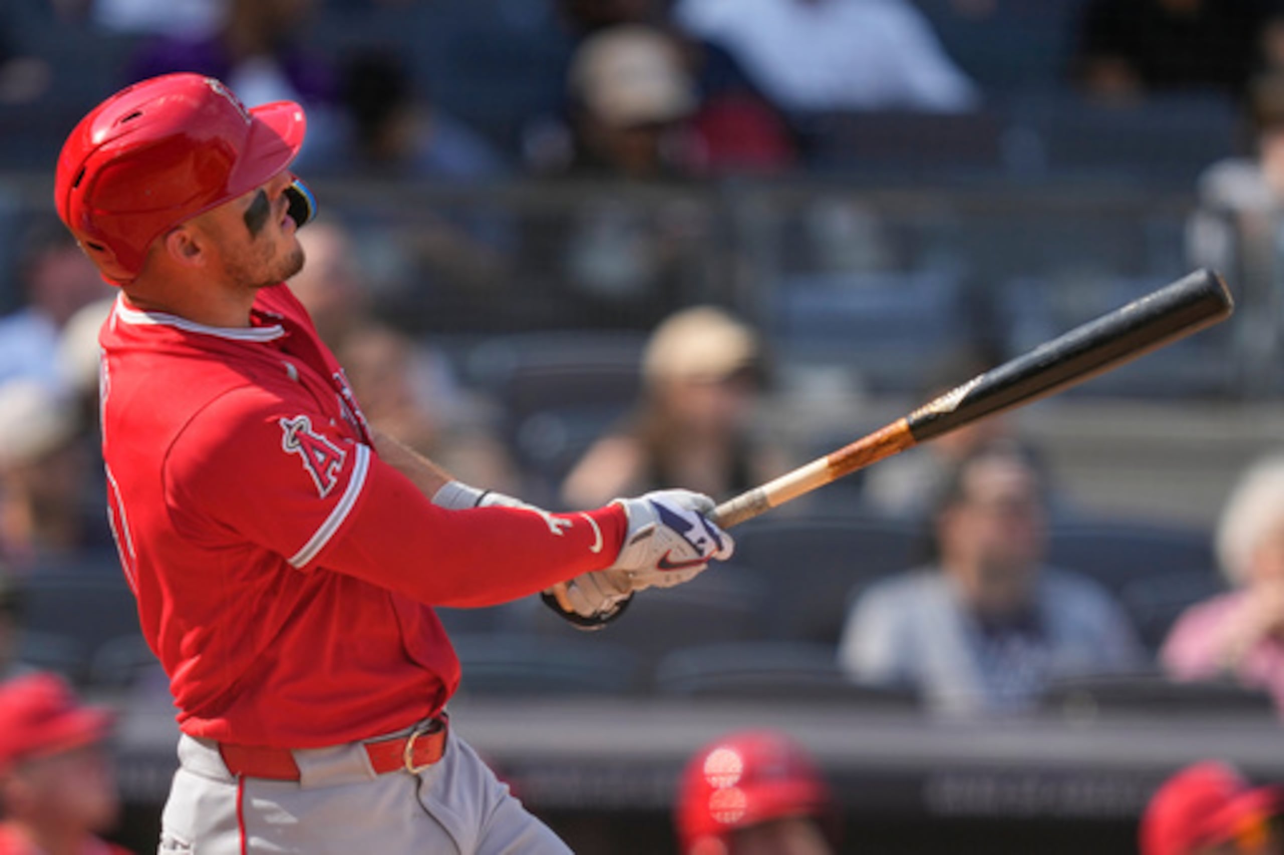 Mike Trout (27), de los Angels de Los Ángeles, batea un jonrón durante la séptima entrada de un partido de béisbol contra los Yankees de Nueva York, el jueves 16 de abril de 2026, en Nueva York. (AP Photo/Yuki Iwamura)