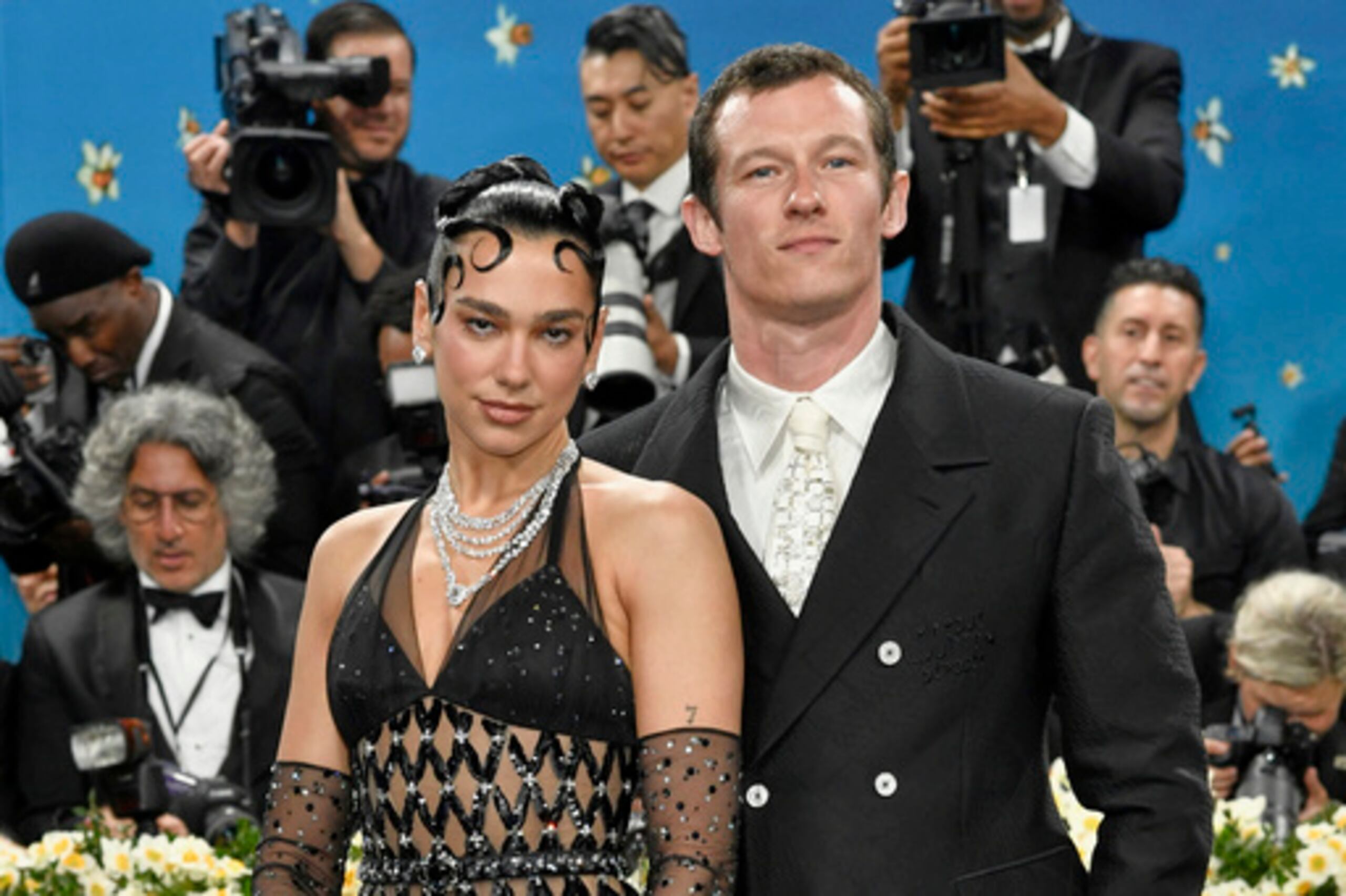 Dua Lipa y Callum Turner en la gala del Met 2024 en NYC.
