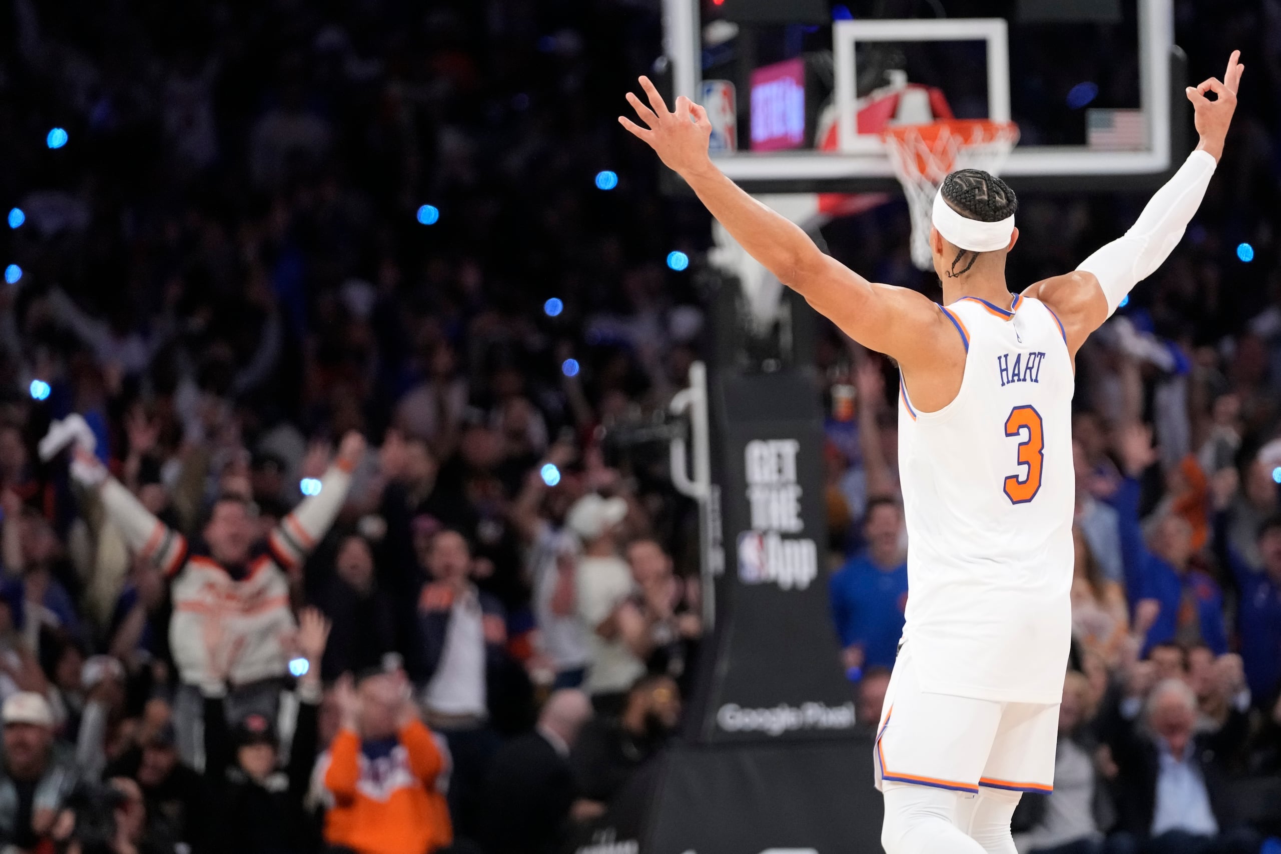 Josh Hart, de los Knicks de Nueva York, festeja luego de embocar un triple en el primer juego de la serie de playoffs ante los 76ers.