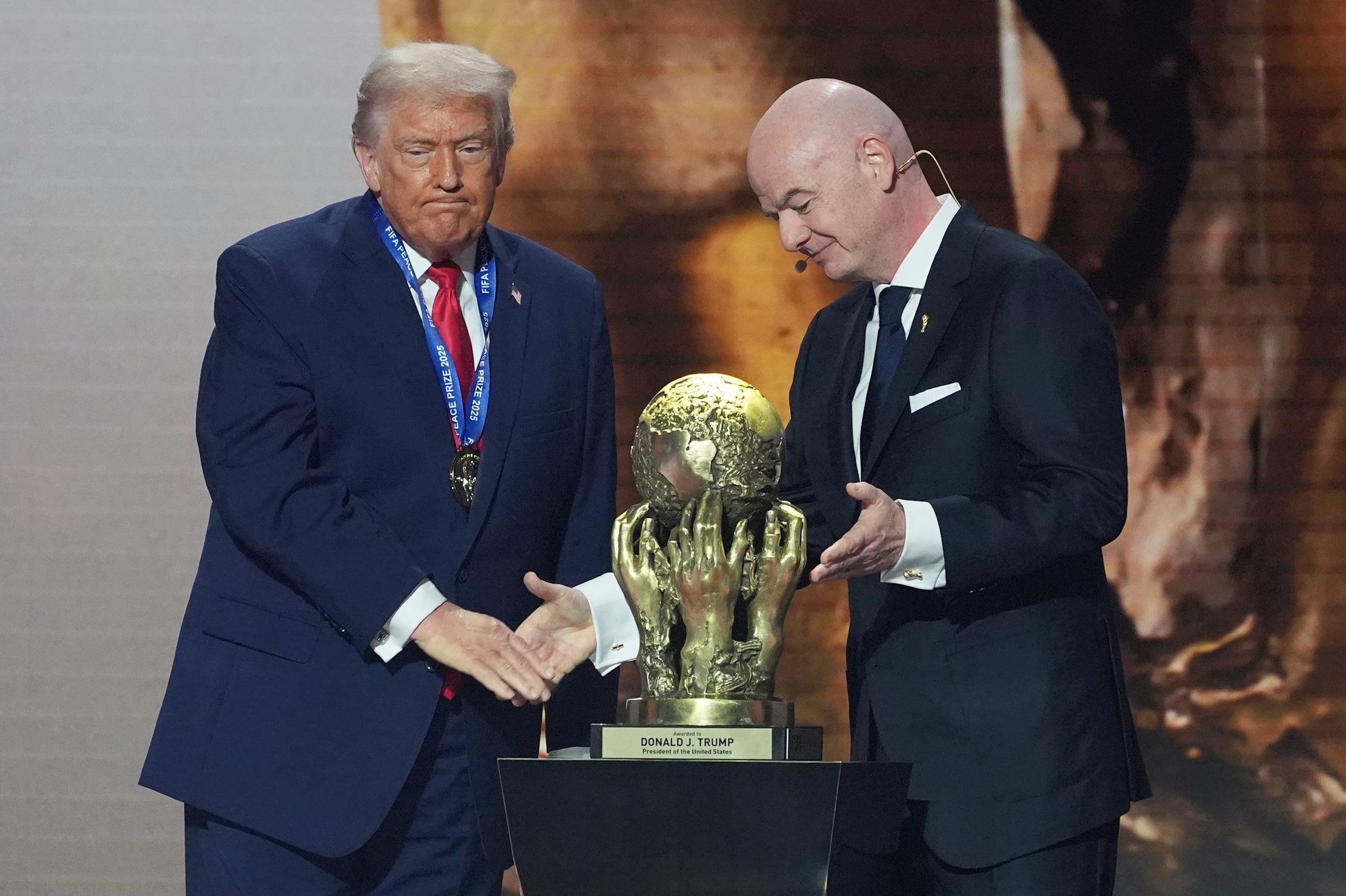 El presidente de la FIFA, Gianni Infantino, le presenta al presidente de Estados Unidos el Premio de la Paz de la FIFA en el momento previo al inicio del sorteo de grupos para la Copa Mundial 2026.