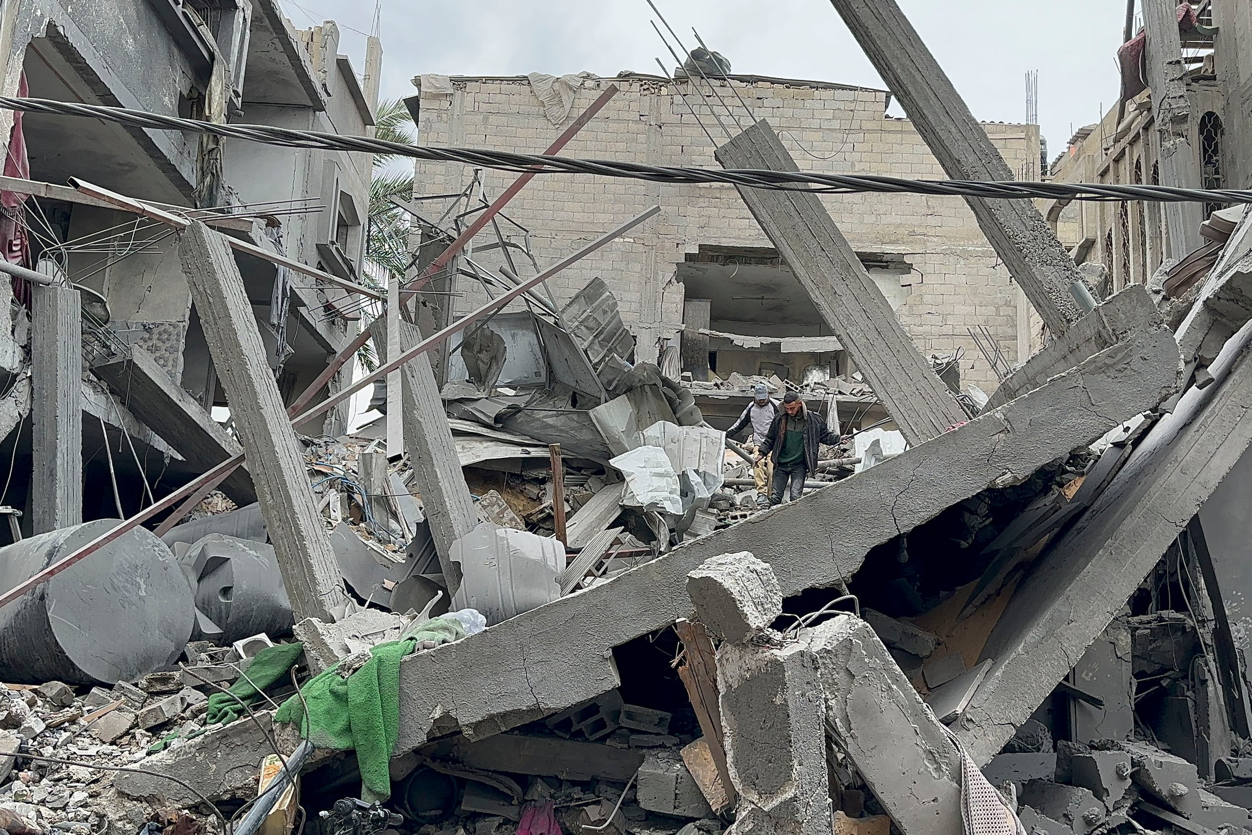 Escombros tras un bombardeo israelí en la ciudad de Rafah. (EFE/Str/Archivo)