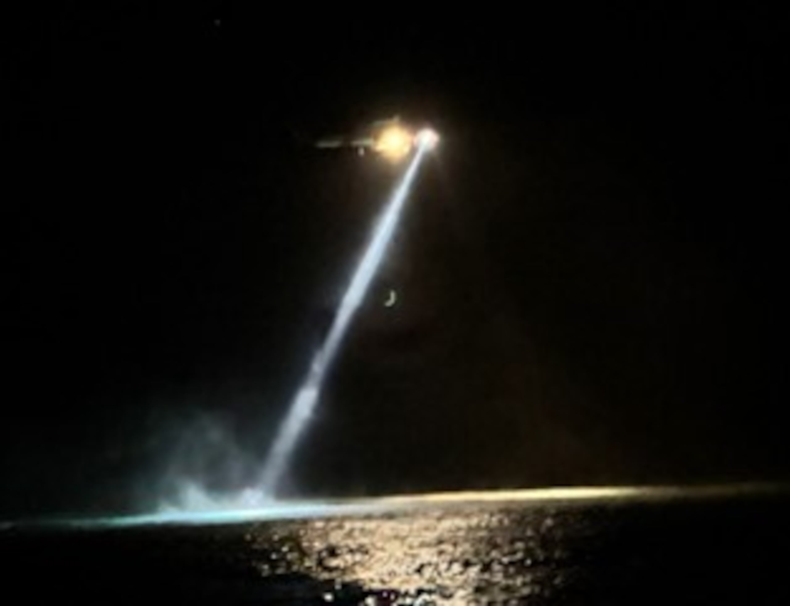 Un equipo de la Guardia Costera a bordo de un helicóptero MH-60T Jayhawk durante la búsqueda de Brandon Smith, cerca de la playa Flamenco en Culebra, el 18 de diciembre de 2024.